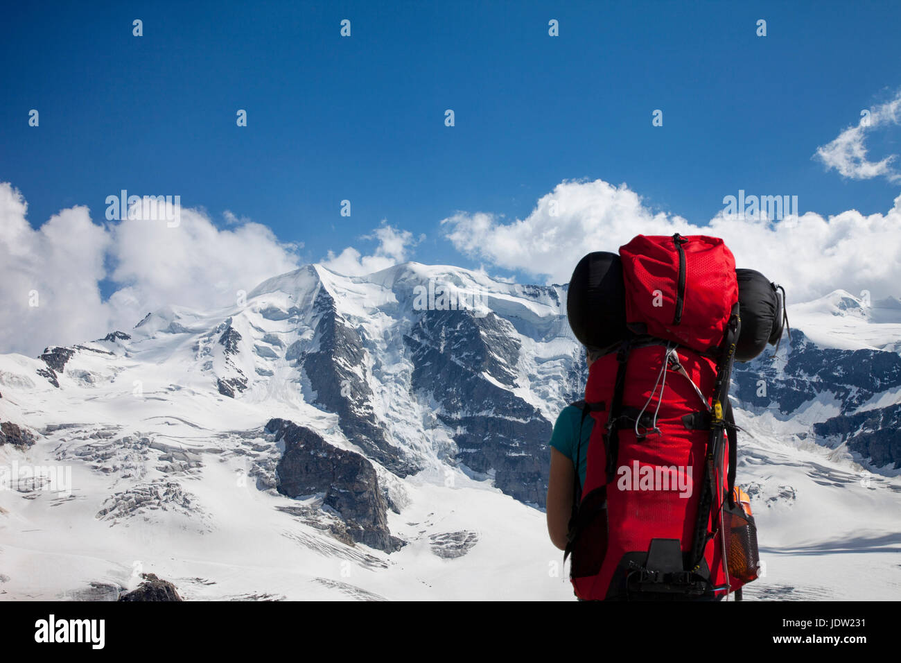 Backpacker ammirando le montagne nevose Foto Stock