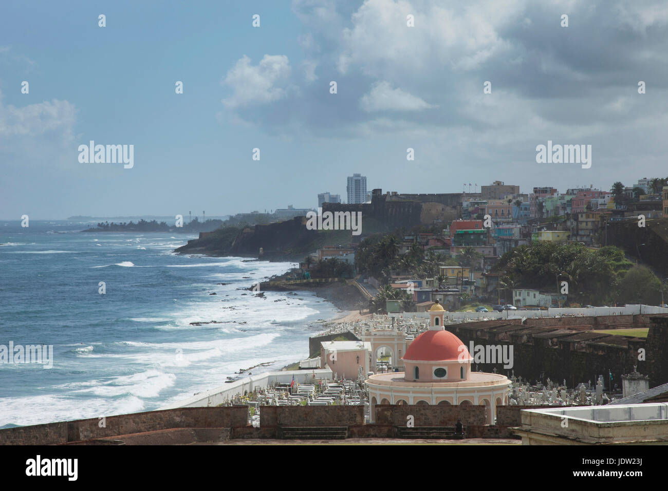 Vista aerea della città costiera e castelli Foto Stock