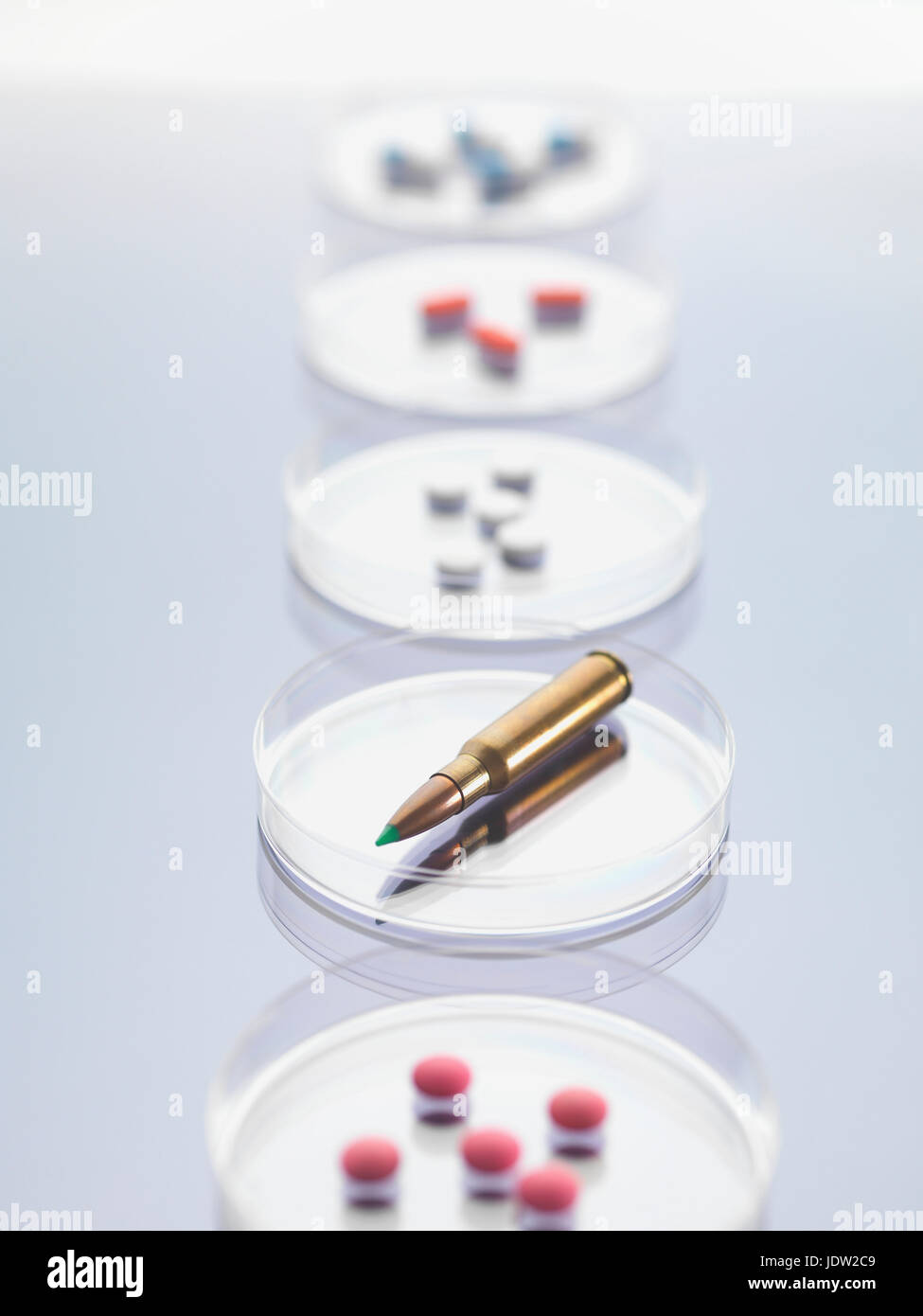 Bullet e pillole in capsule di petri in lab Foto Stock