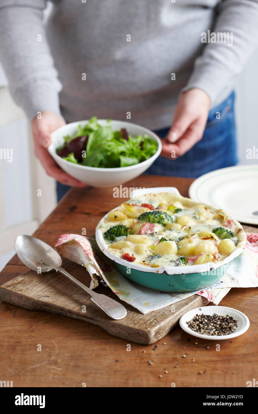 Piatto di prosciutto cotto al forno e gnocchi di porro Foto Stock