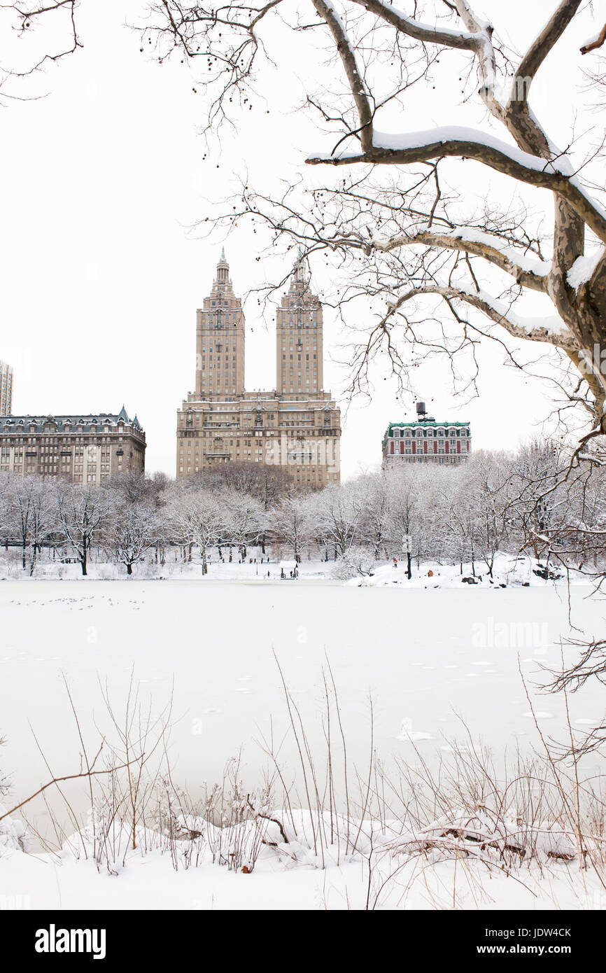 Vista di San Remo e Dakota edifici dal lago in inverno, Central Park, Manhattan, New York City, Stati Uniti d'America Foto Stock