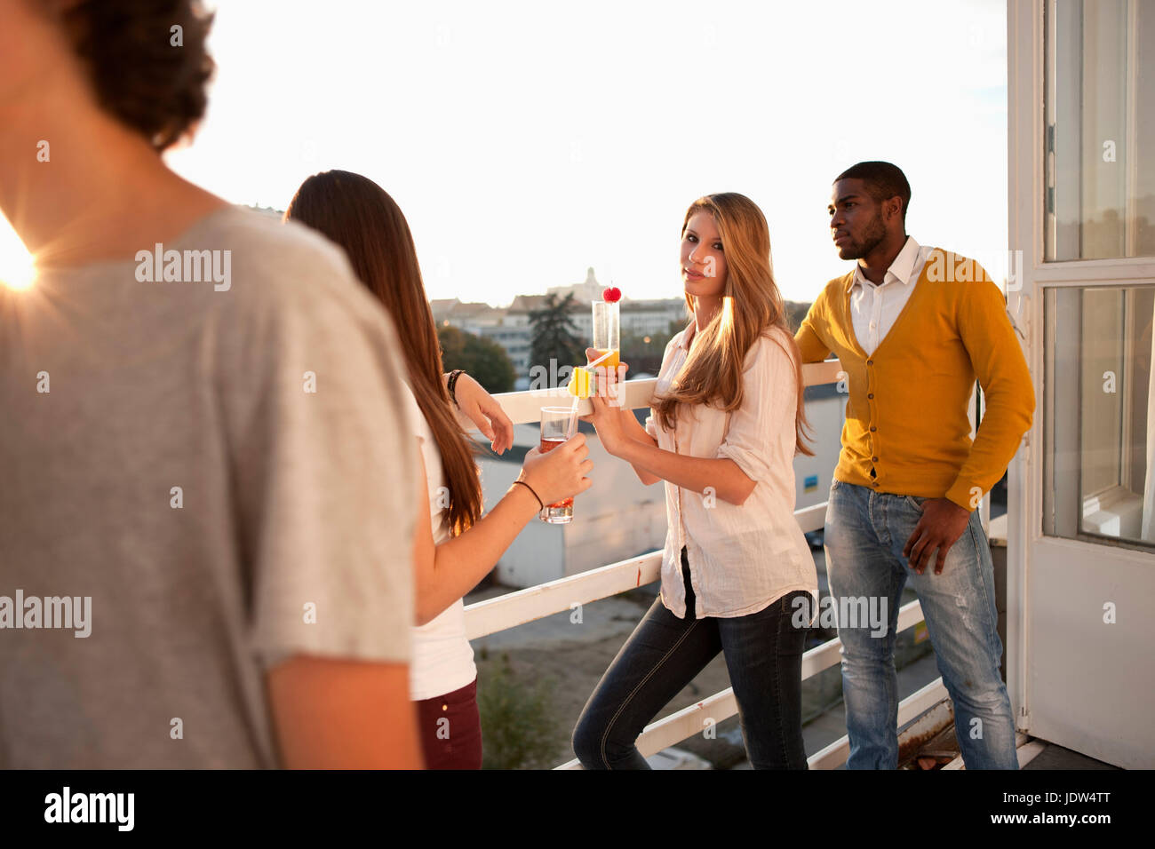 Gruppo di amici in house party sul balcone Foto Stock