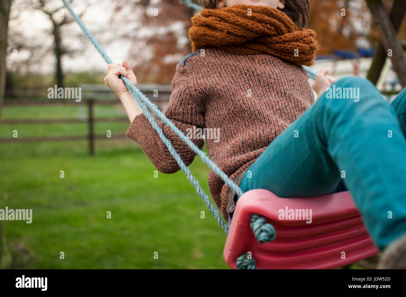 Ragazzo su swing, close up Foto Stock