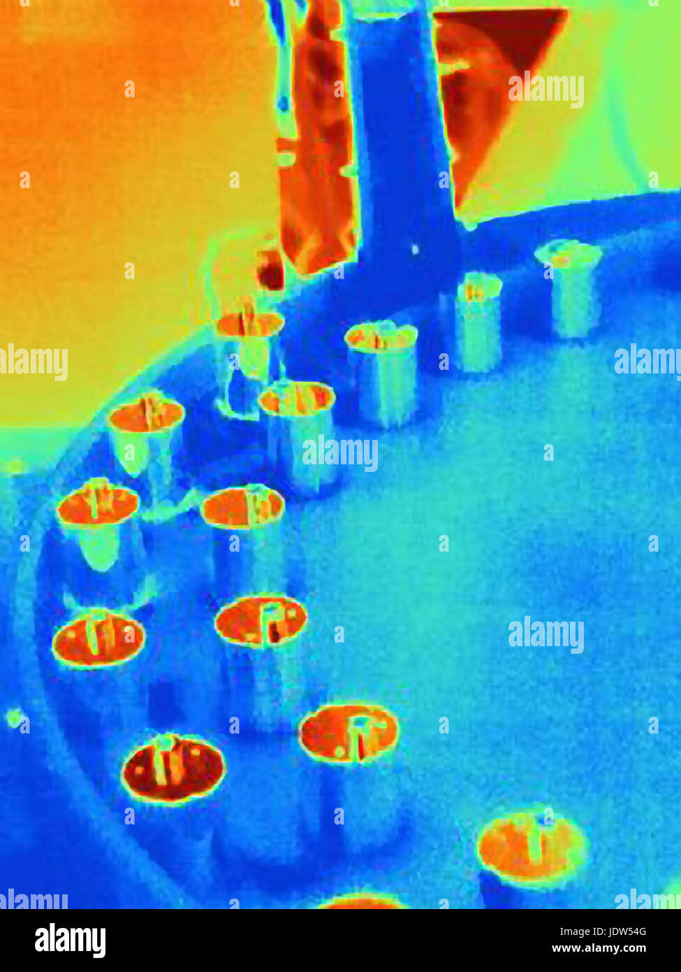 Immagine termica a caldo di parti lavorate emergente da una macchina CNC Foto Stock
