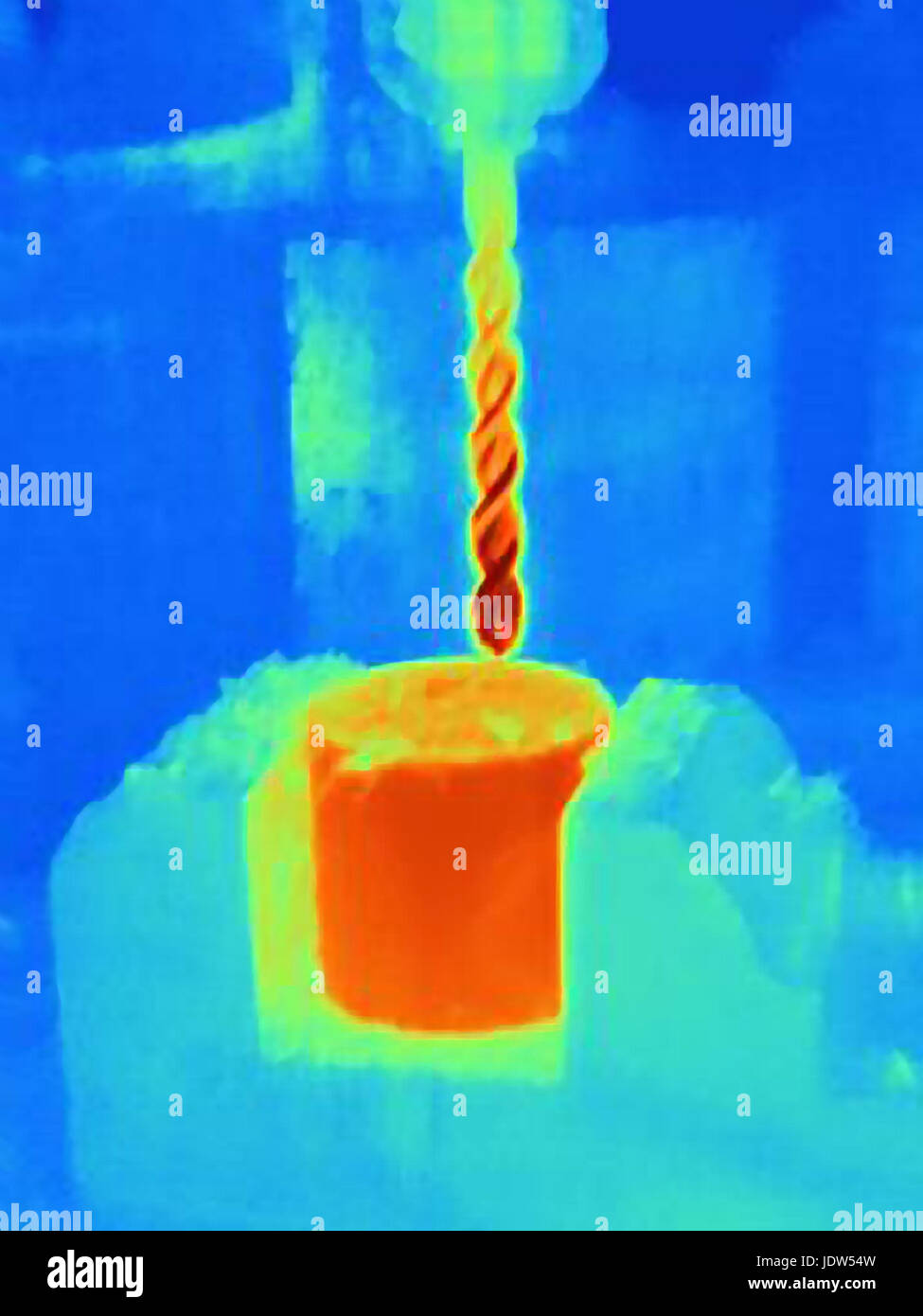 Immagine termica di perforazione in un componente, che mostra l'accumulo di calore sulla punta del trapano e la parte Foto Stock