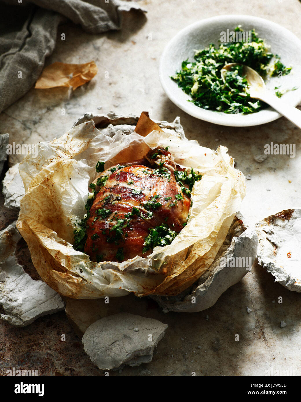 Clay il pollo al forno con aglio ed erbe aromatiche Foto Stock