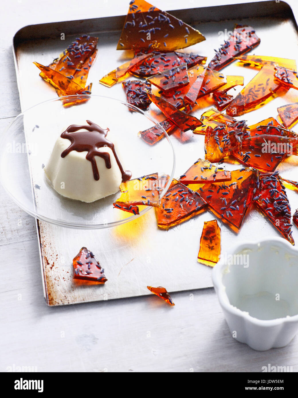 Lavanda panna cotta con pezzi di toffee pralina Foto Stock