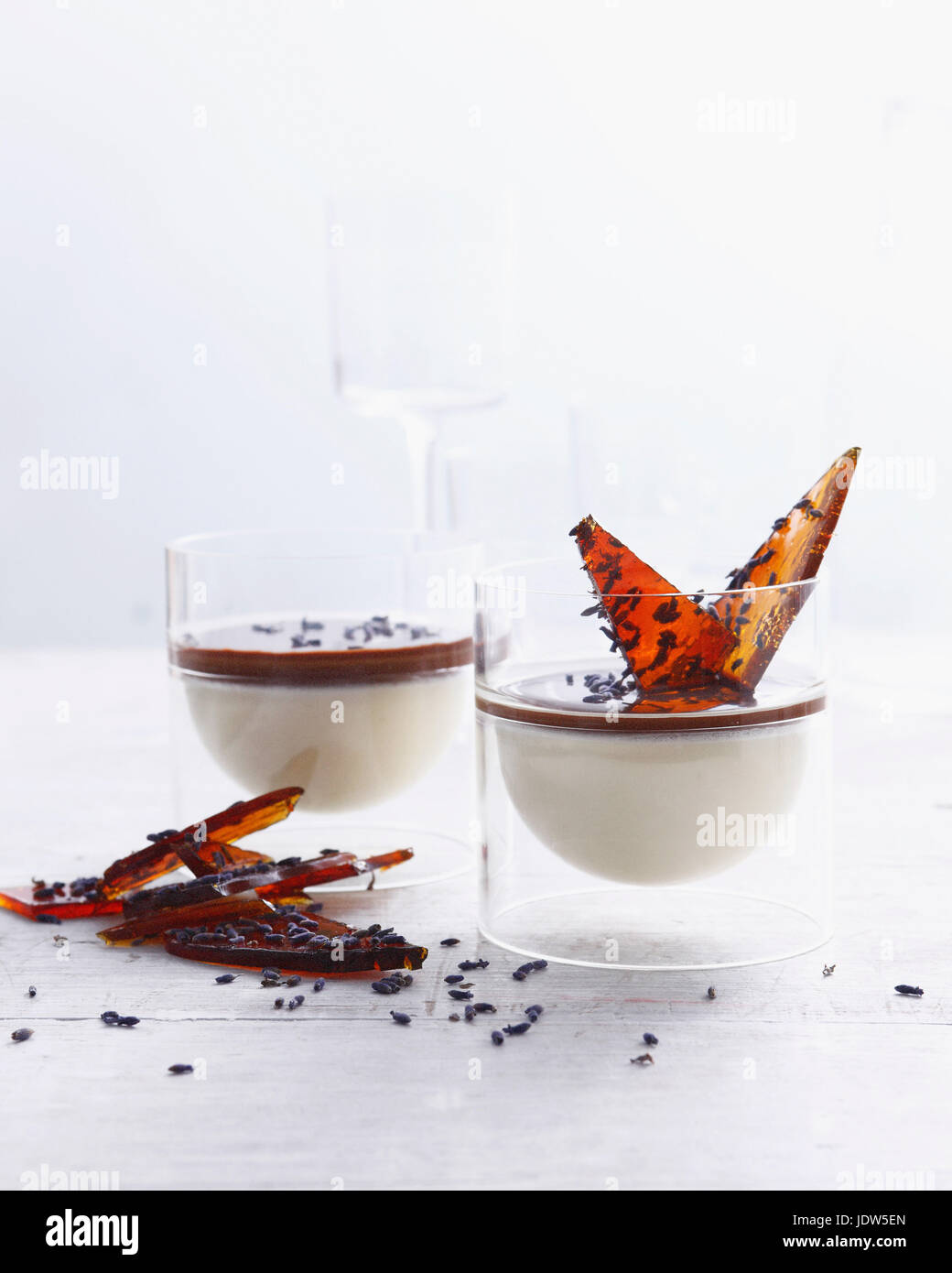 Lavanda panna cotta con caramello derivata pralina Foto Stock
