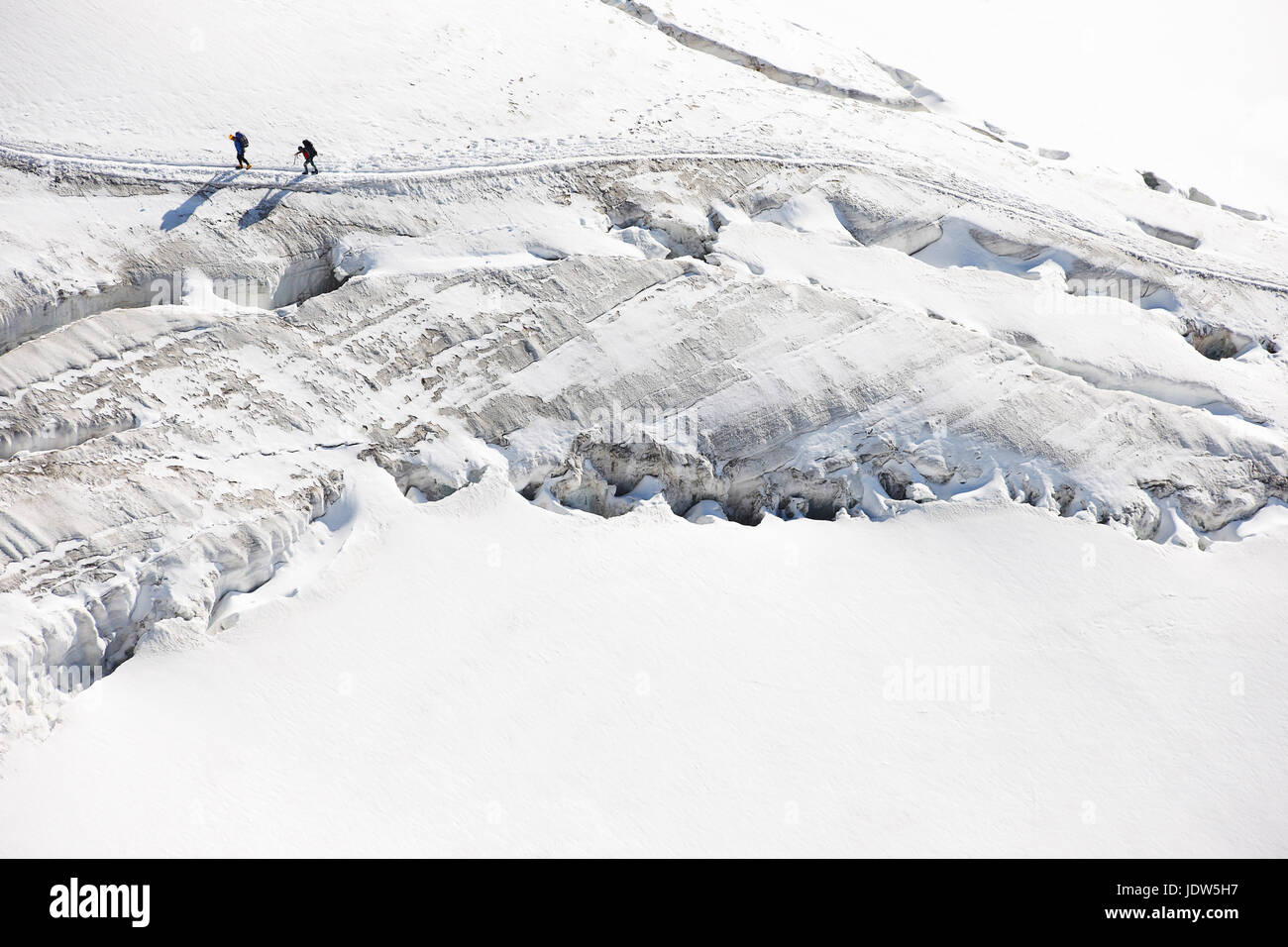 Gli alpinisti attraversante la neve profonda, angolo alto Foto Stock