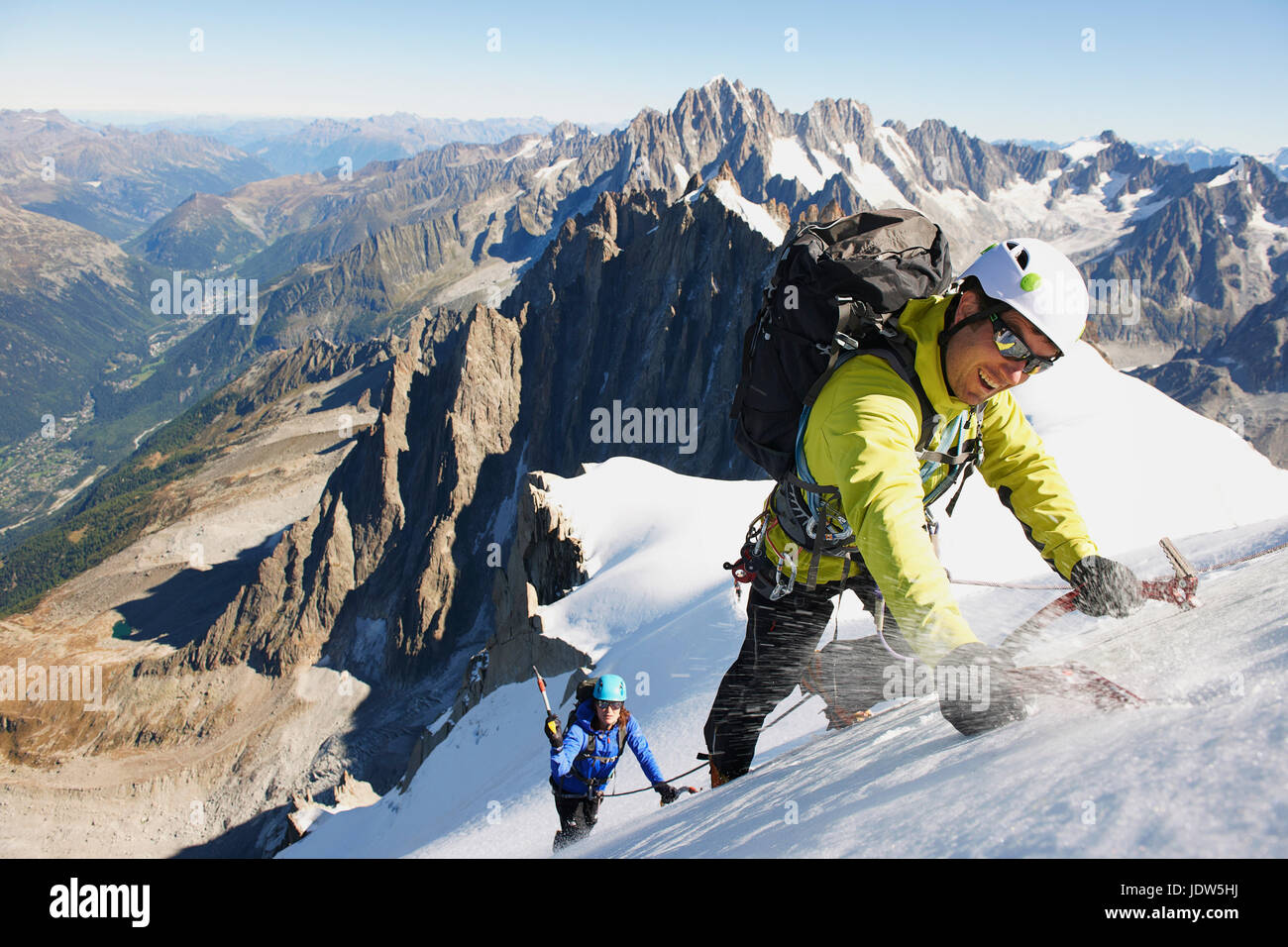 Metà adulto giovane alpinismo, Chamonix Haute Savoie, Francia Foto Stock