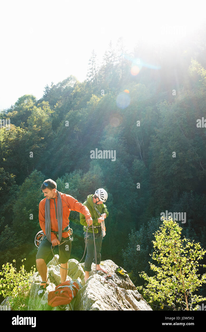Due arrampicatori in piedi sulle rocce in presenza di luce solare, Chamonix Haute Savoie, Francia Foto Stock