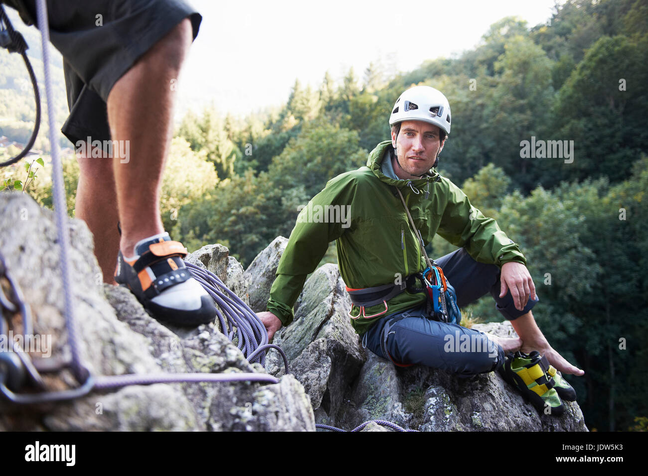 Rocciatore seduti sulle rocce, Chamonix Haute Savoie, Francia Foto Stock