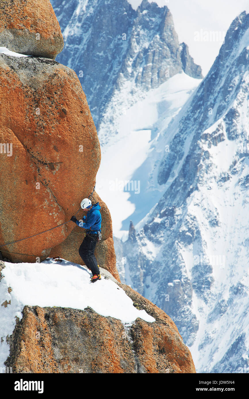 Uomo maturo arrampicata in montagna, Chamonix, Francia Foto Stock