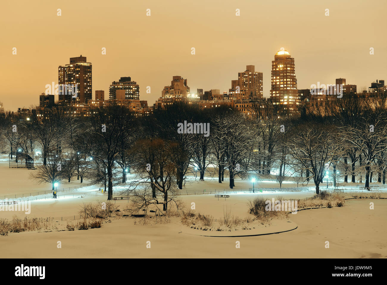 Central Park inverno a notte con grattacieli di Manhattan a New York City Foto Stock