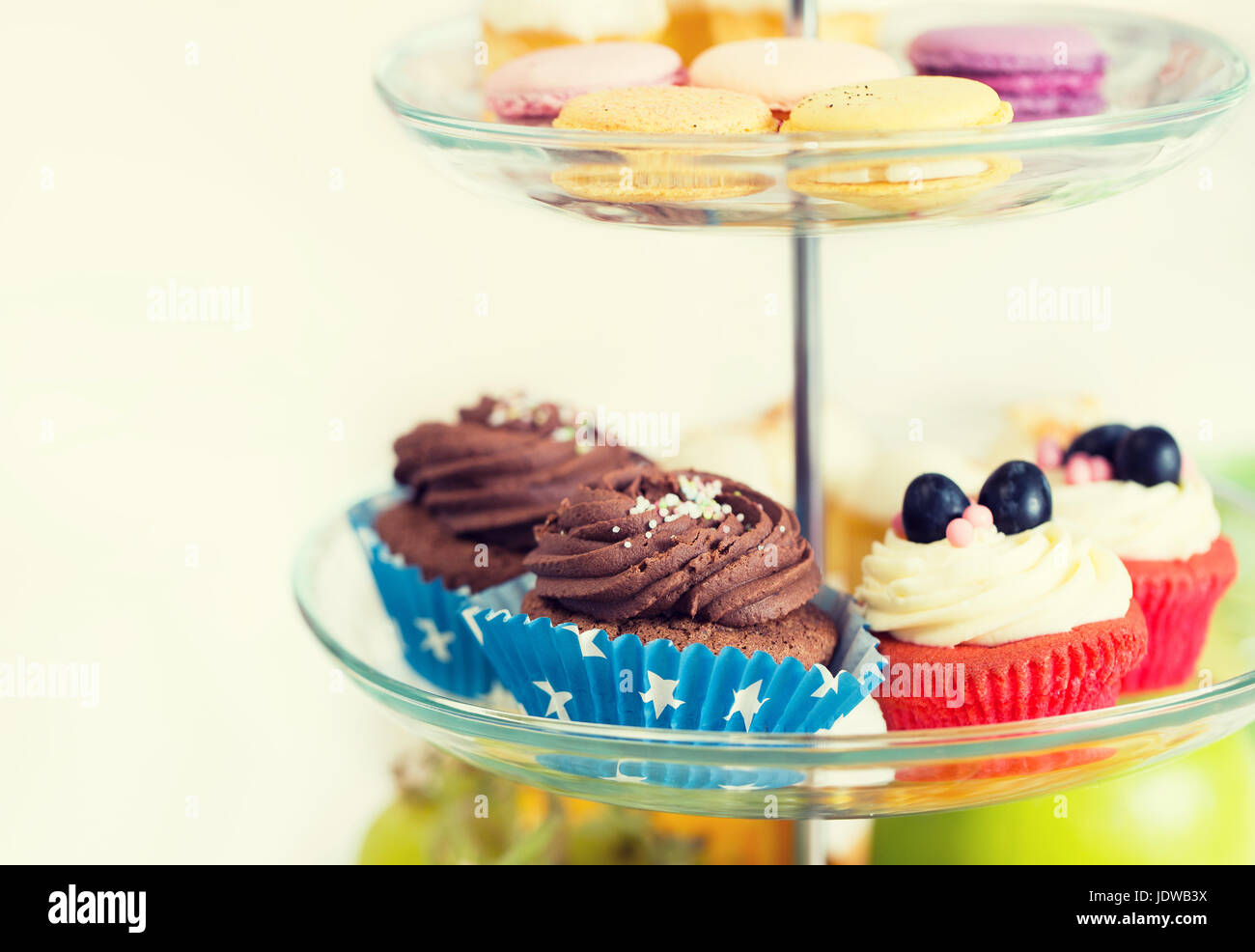 Close up di torta stand con tortine e cookie Foto Stock