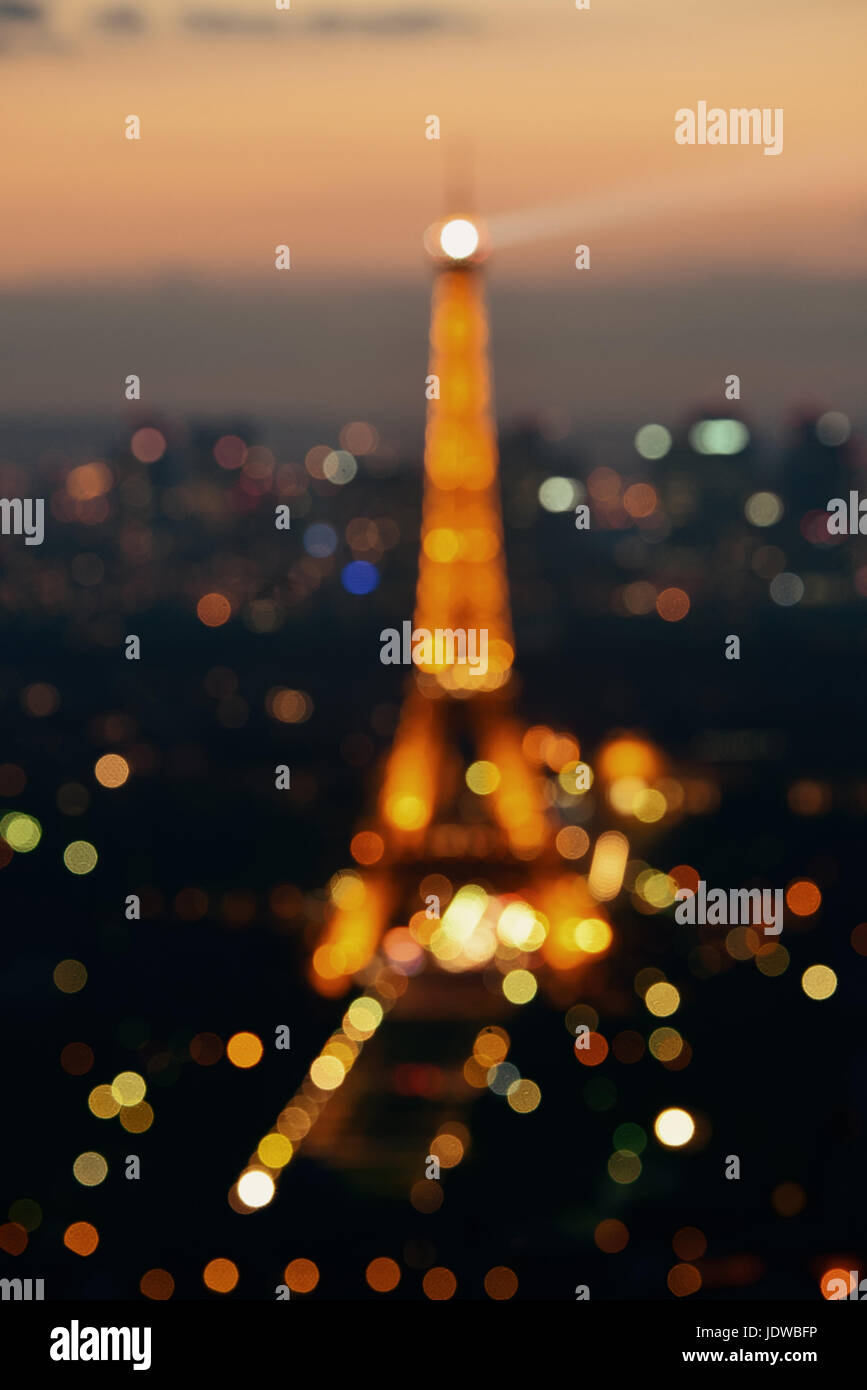 Parigi, Francia - 13 Maggio: La Torre Eiffel e la città di notte il 13 maggio 2015 a Parigi. È il più visitato pagato un monumento al mondo con annuale di 250m vi Foto Stock
