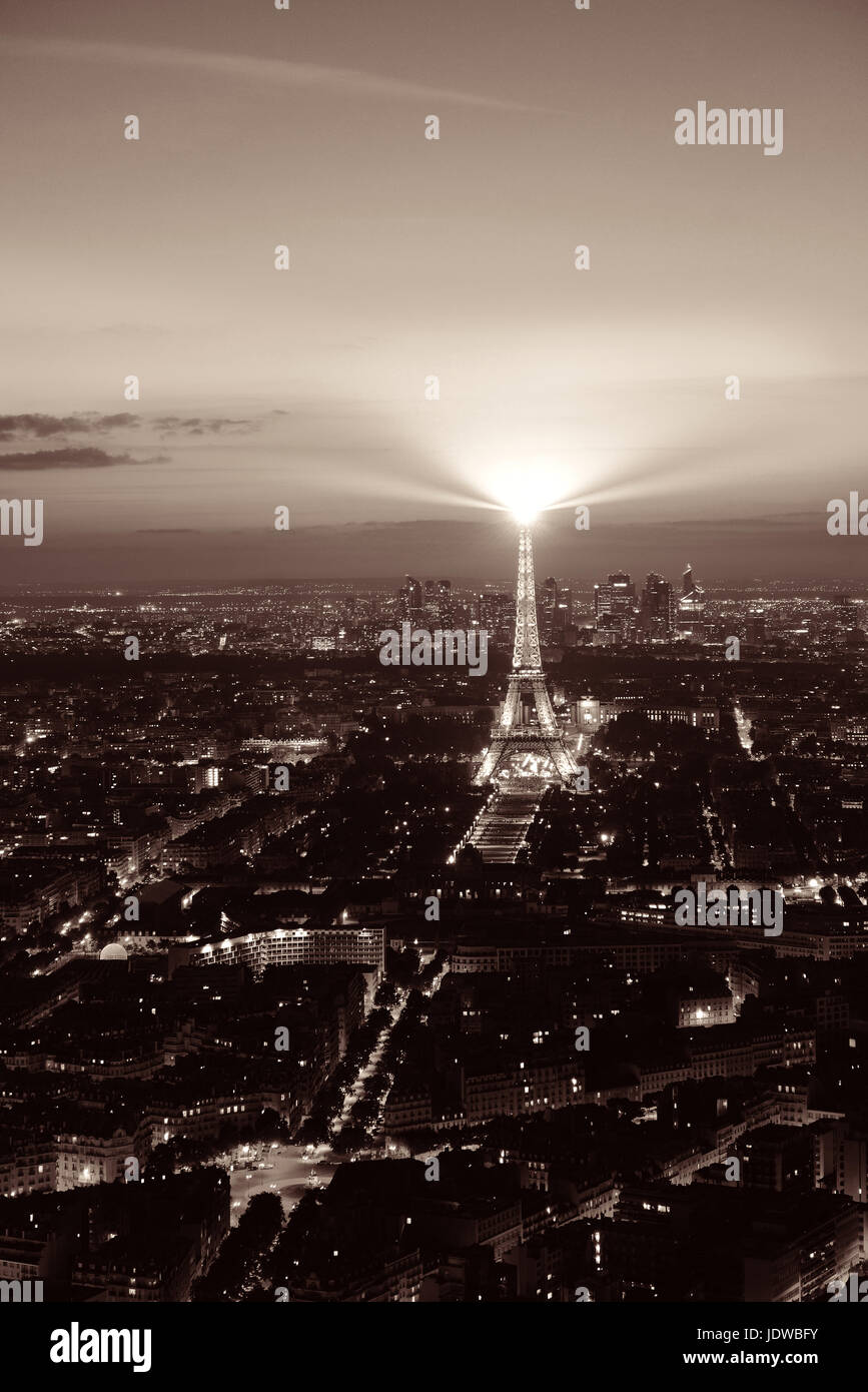 Parigi, Francia - 13 Maggio: La Torre Eiffel e la città di notte il 13 maggio 2015 a Parigi. È il più visitato pagato un monumento al mondo con annuale di 250m vi Foto Stock