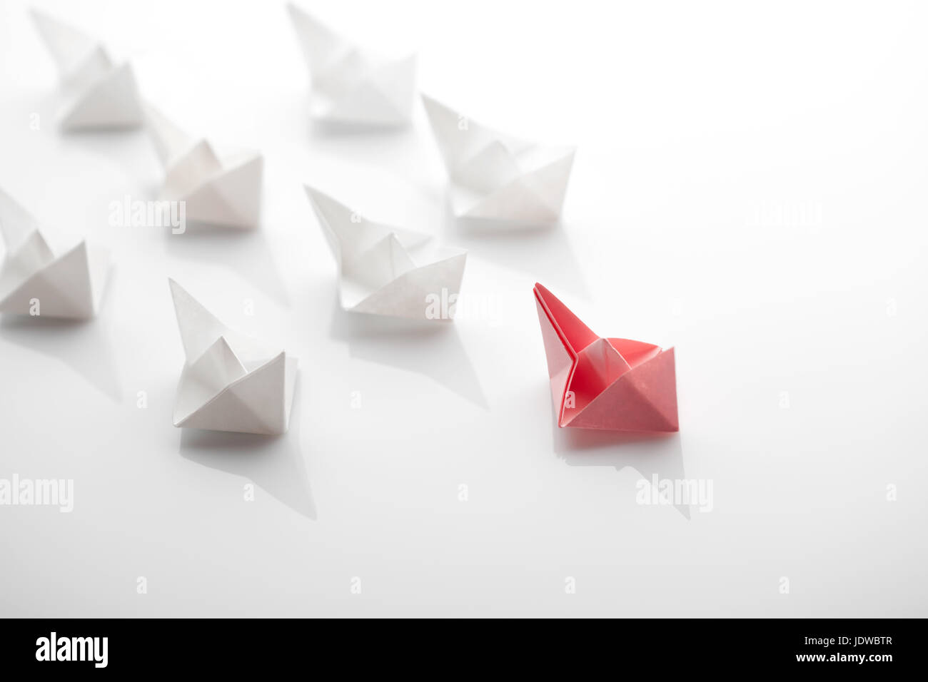 Il concetto di Leadership utilizzando carta nave Foto Stock