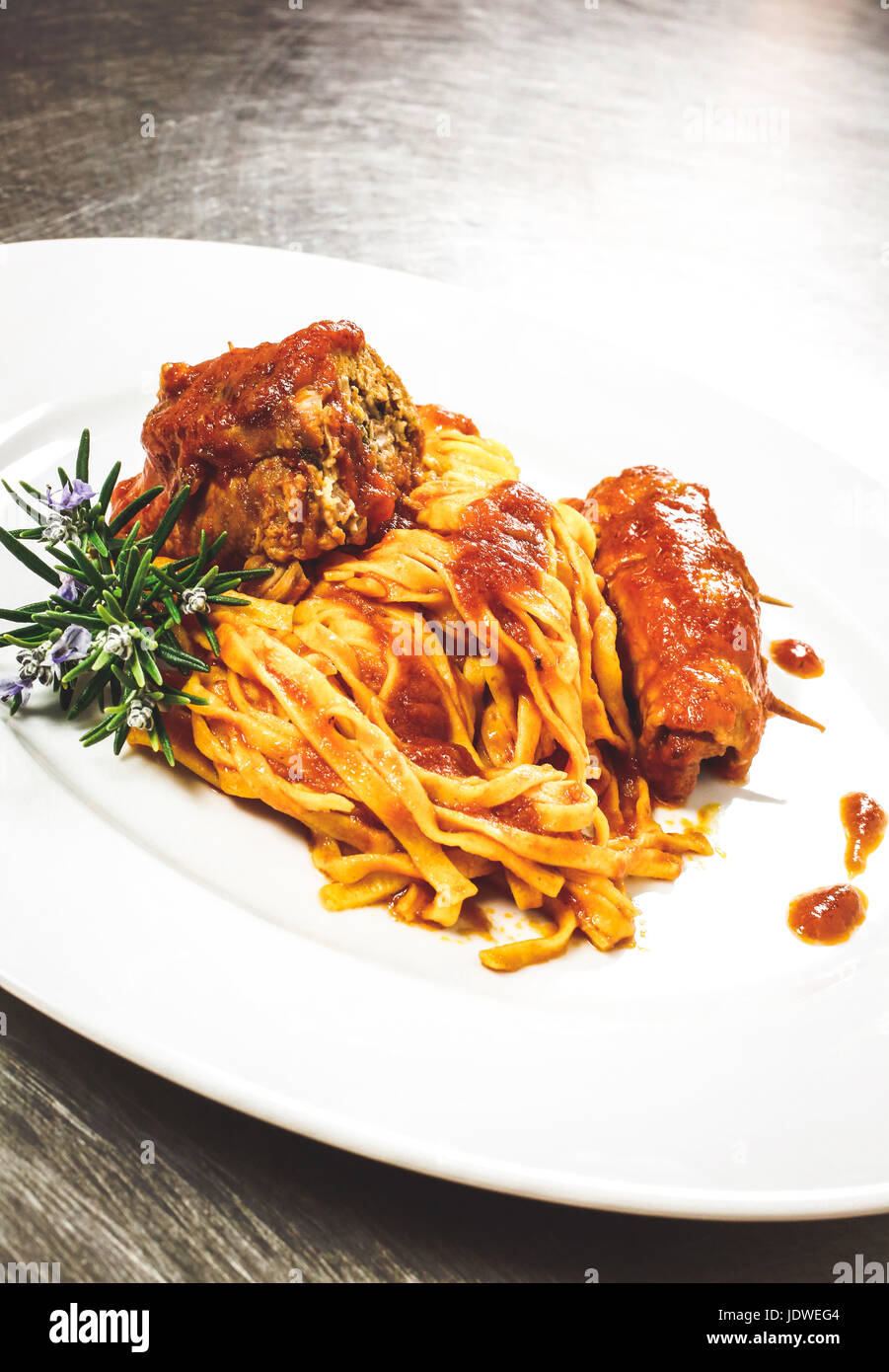 Fettuccine all'abruzzese: ricco di gustosi piatti fatti in casa la pasta fresca piastra con rotoli di carne e pancetta e salsa di pomodoro Foto Stock