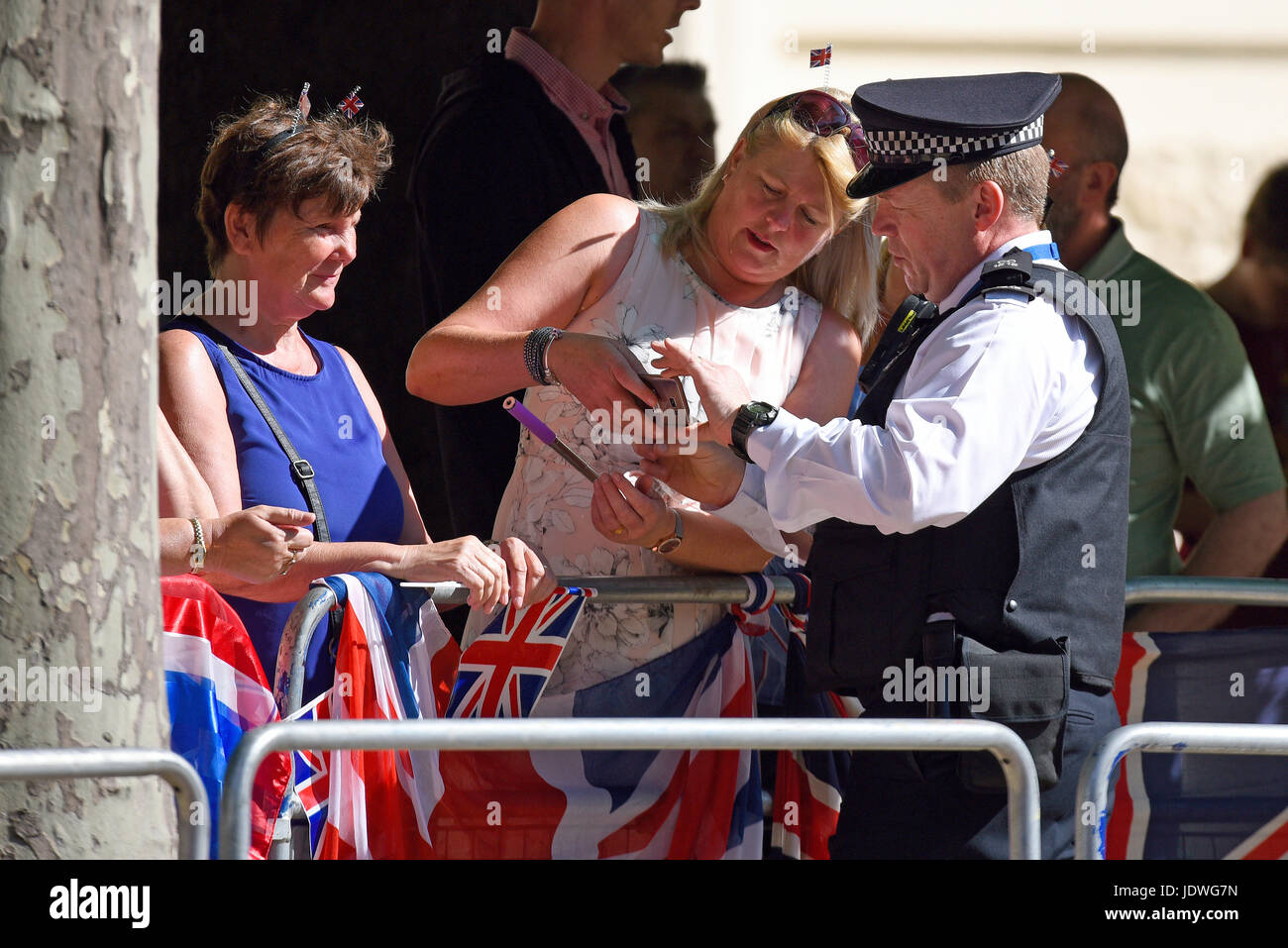 Poliziotto che scatta una foto con un membro del pubblico al Trooping the Colour 2017 in the Mall, Londra, Regno Unito Foto Stock