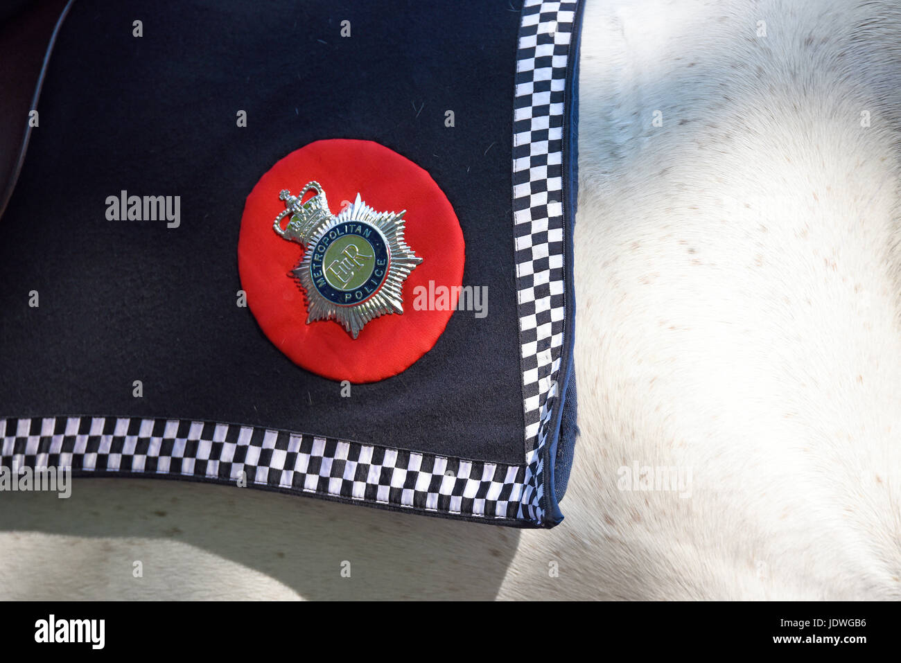 Stemma della polizia metropolitana su coperta da cavallo della polizia montata durante Trooping the Colour 2017 nel Mall, Londra, Regno Unito Foto Stock