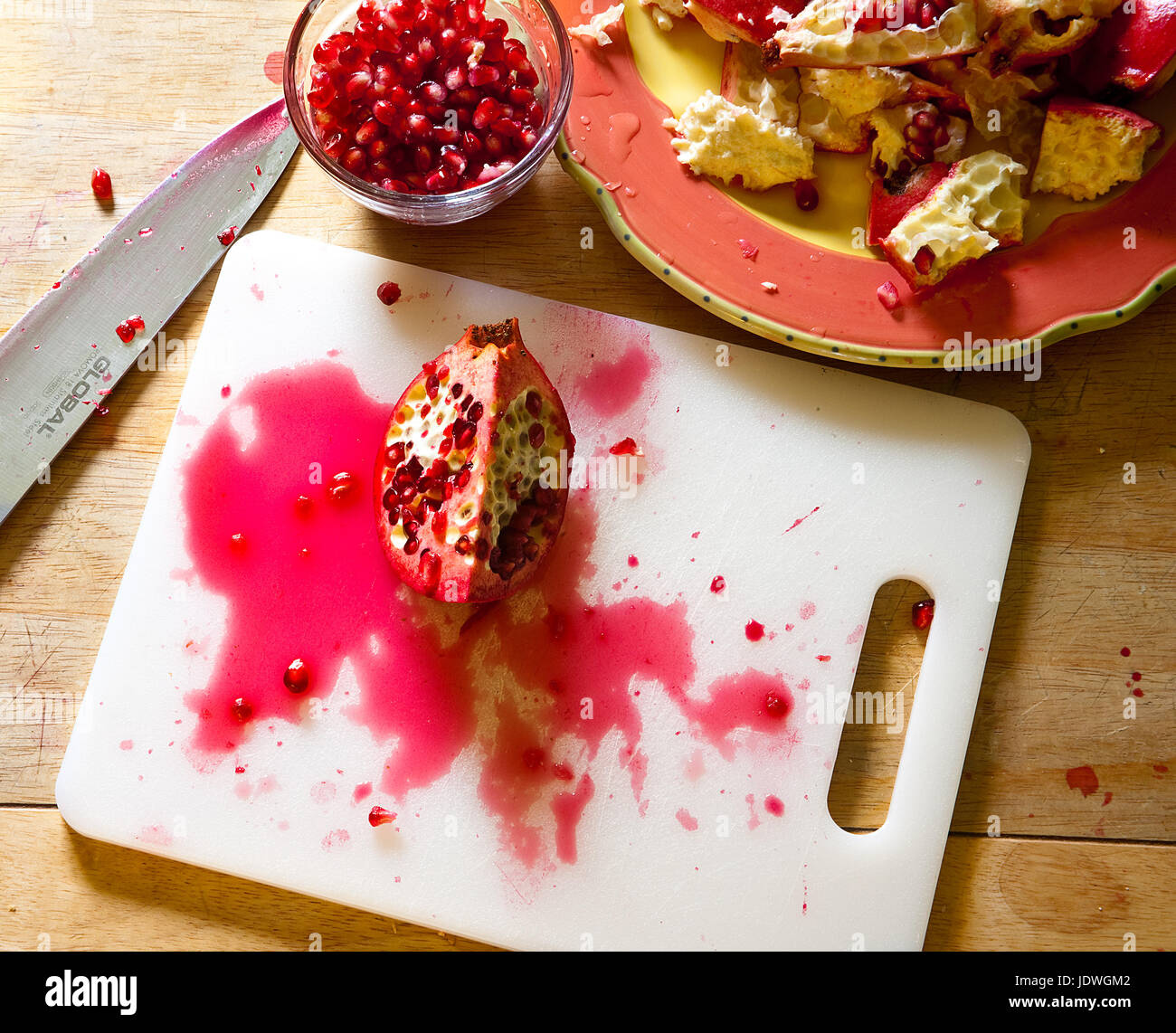 Pomegranite essendo tagliate a bordo Foto Stock