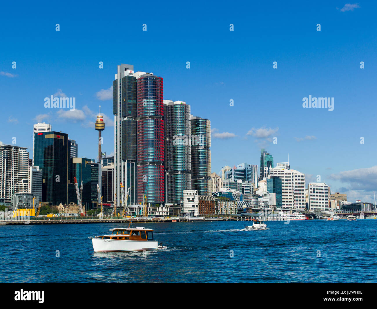 Darling Harbour e lo skyline di Sydney, NSW, Australia, sole invernale Foto Stock