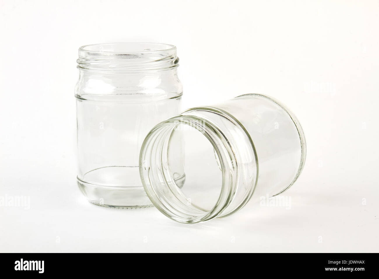 Due vasi di vetro, sfondo bianco. Foto Stock