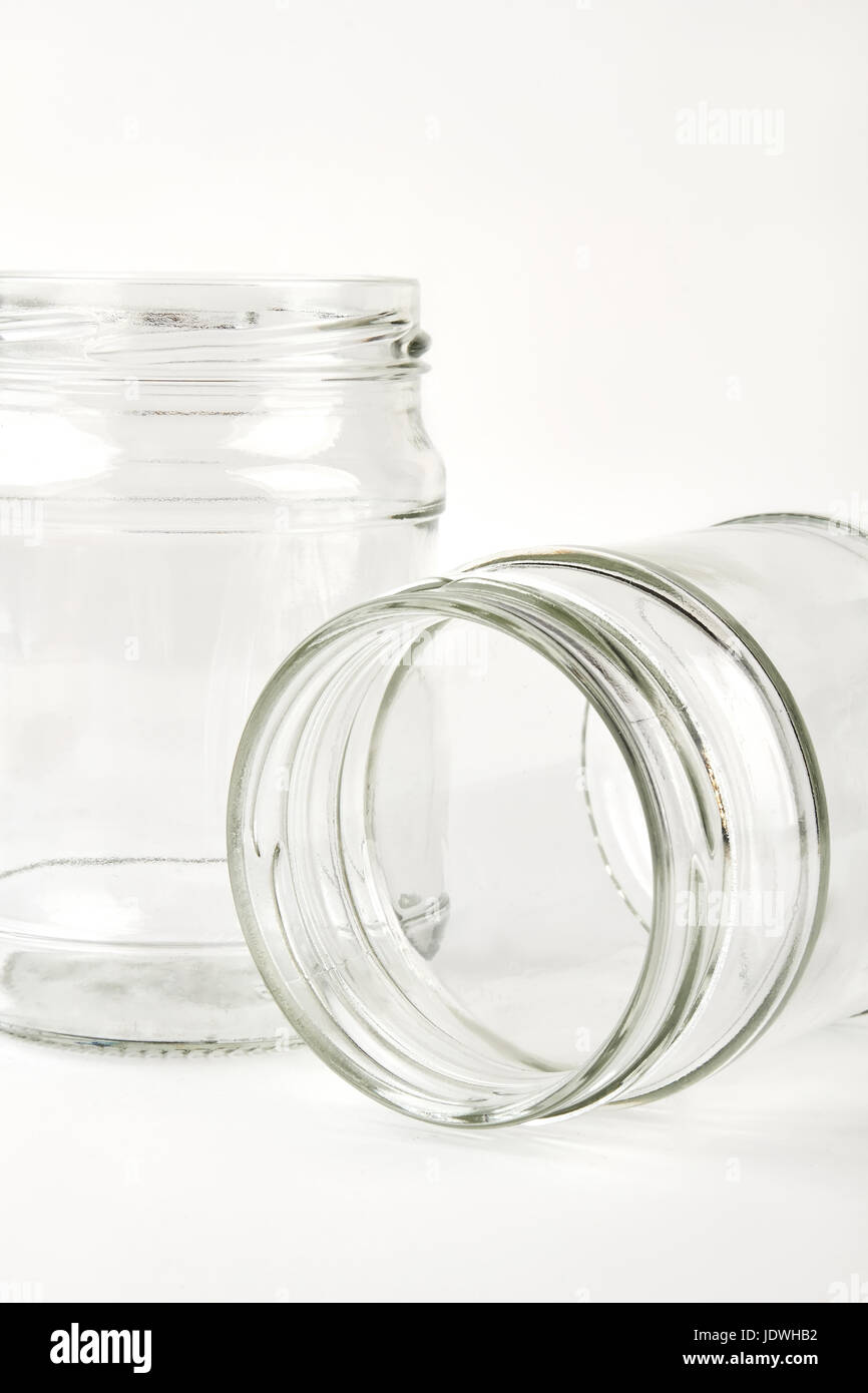 Primo piano di due vasi di vetro. Foto Stock
