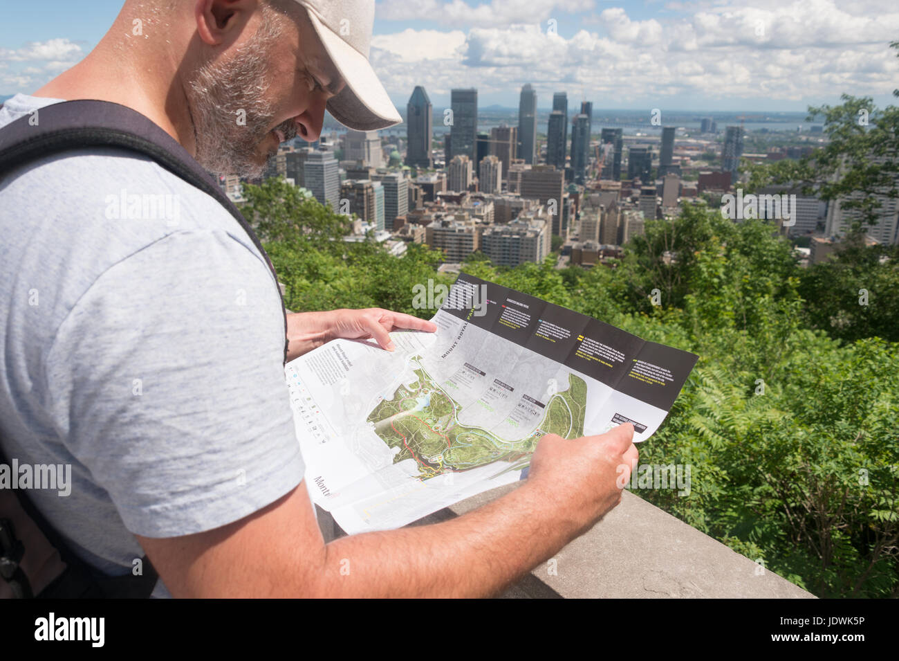 Per turisti in cerca a Mount Royal map al Belvedere Kondiaronk sul Mont Royal di Montreal, Provincia di Quebec, Canada. Foto Stock