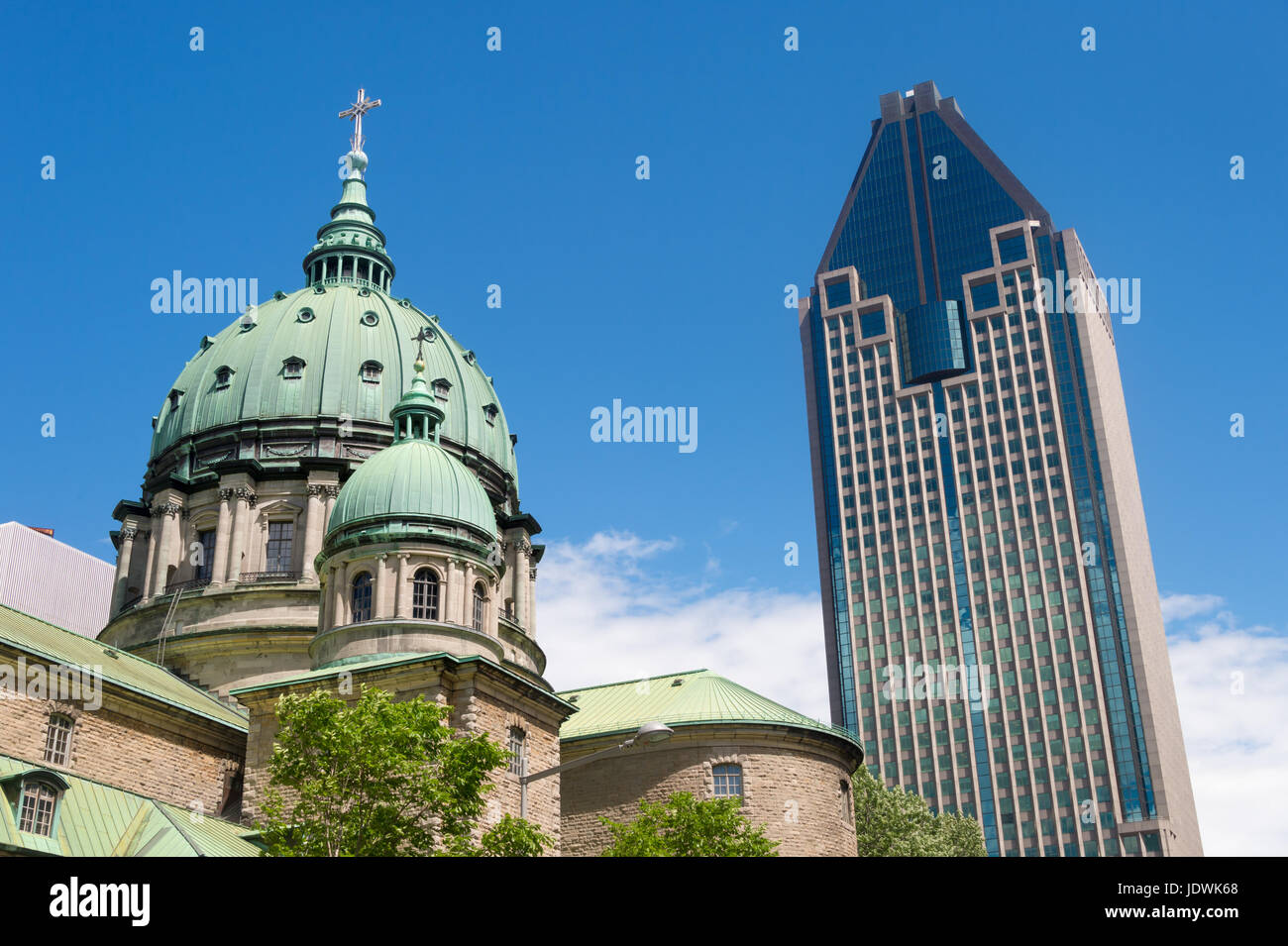 Maria Regina del mondo e Cattedrale di Montreal del più alto Torre '1000 De La Gauchetiere' in Montreal Downtown, giugno 2017, Canada Foto Stock