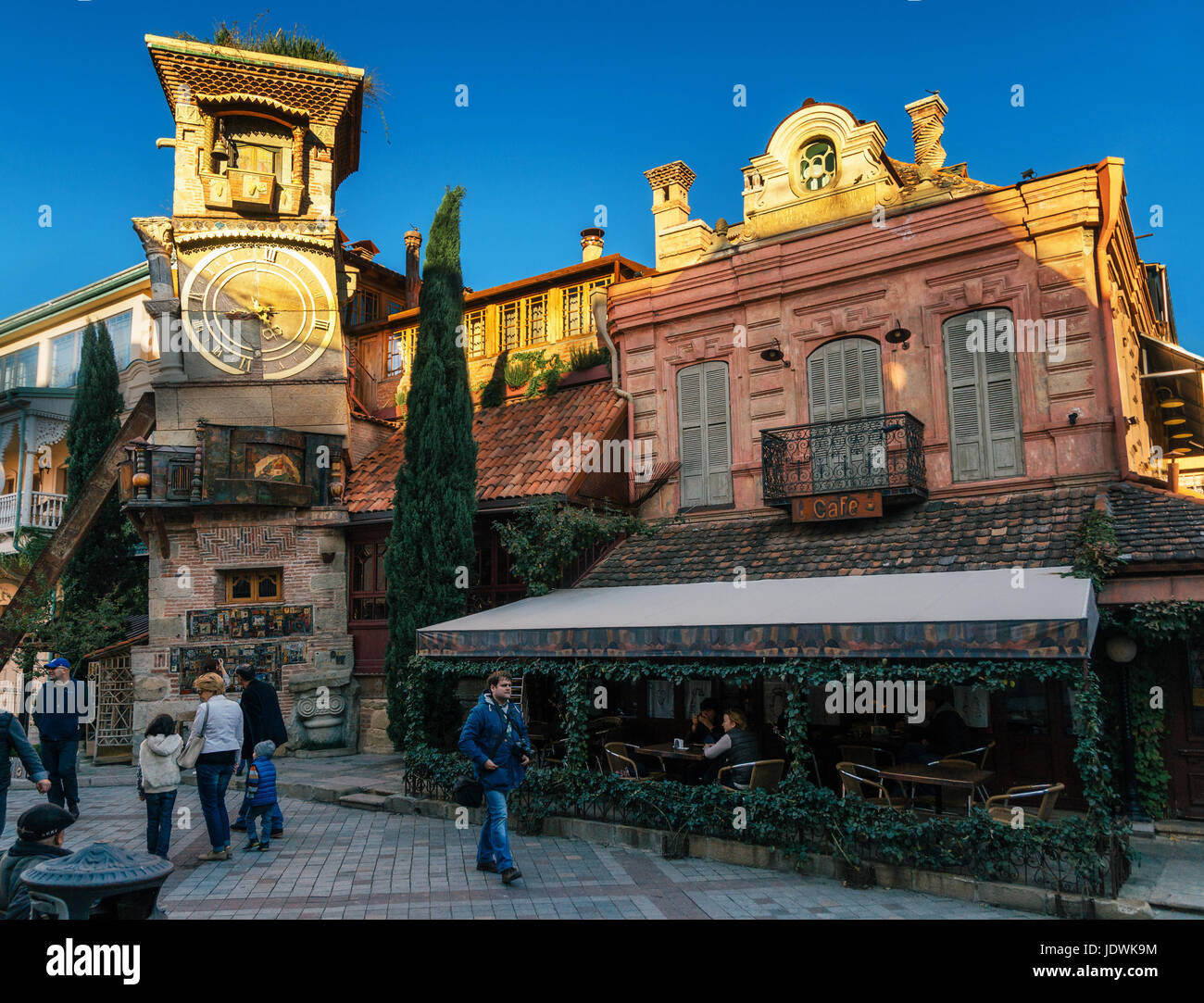 Tbilisi, Georgia - 15 Ottobre 2016: la Torre dell'orologio di marionetta teatro delle marionette Rezo Gabriadze in serata. La città vecchia di Tbilisi, Georgia Foto Stock