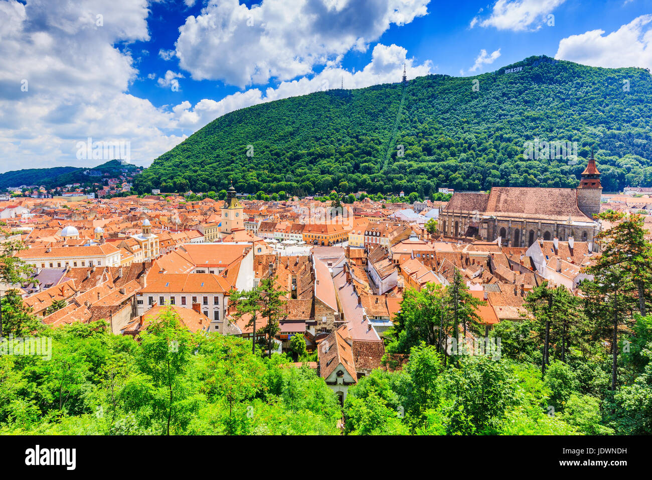 Brasov, in Transilvania. La Romania. Vista panoramica del centro storico e di montagna di Tampa. Foto Stock