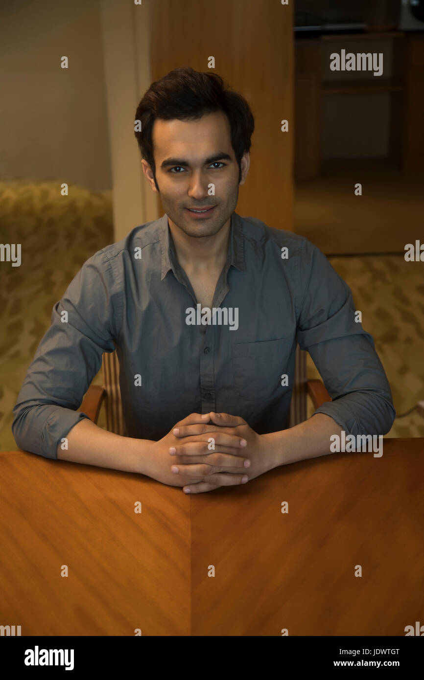 Ritratto di giovane uomo sorridente Foto Stock