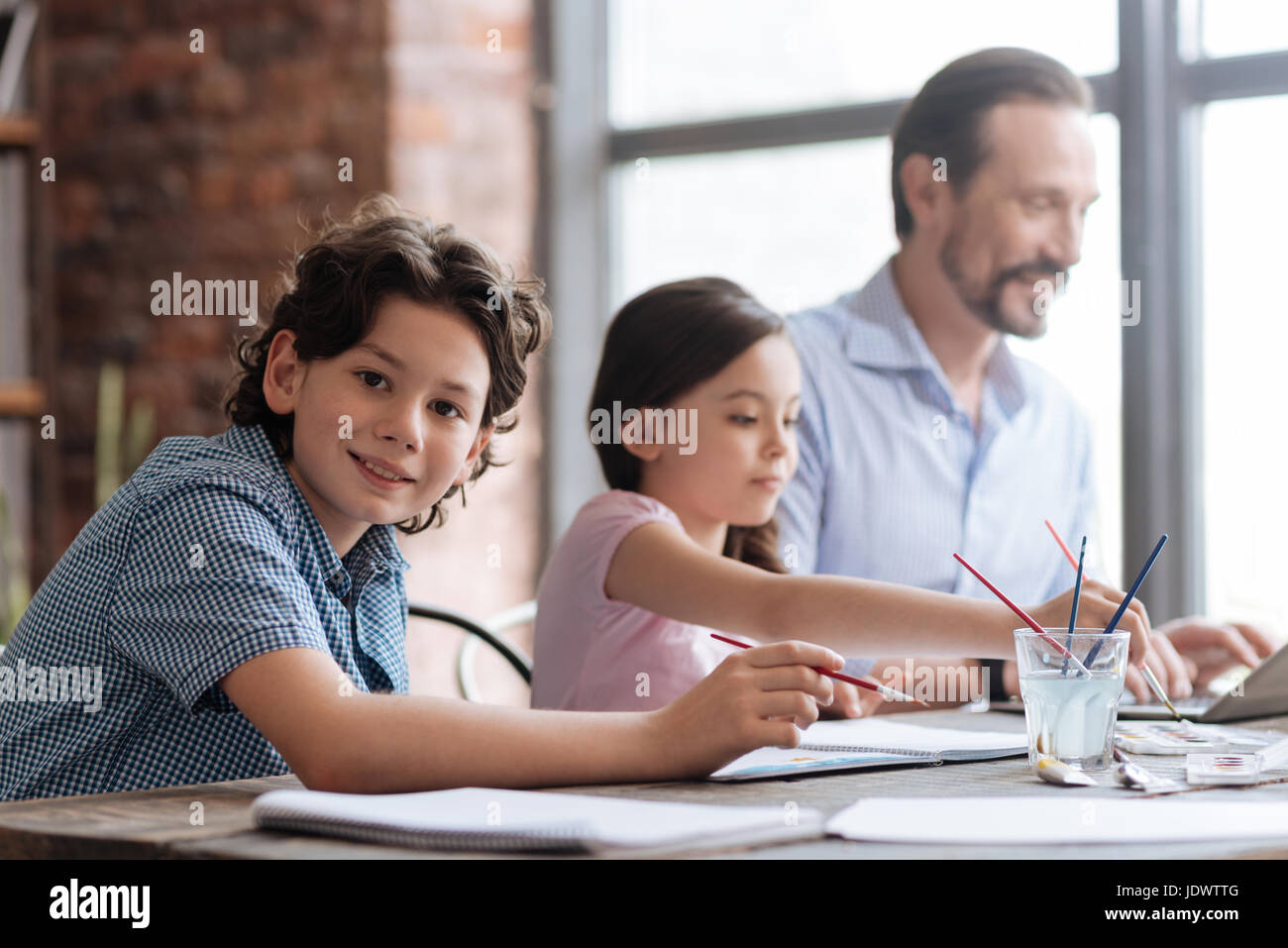 Bel ragazzo in posa mentre la pittura di un'immagine Foto Stock