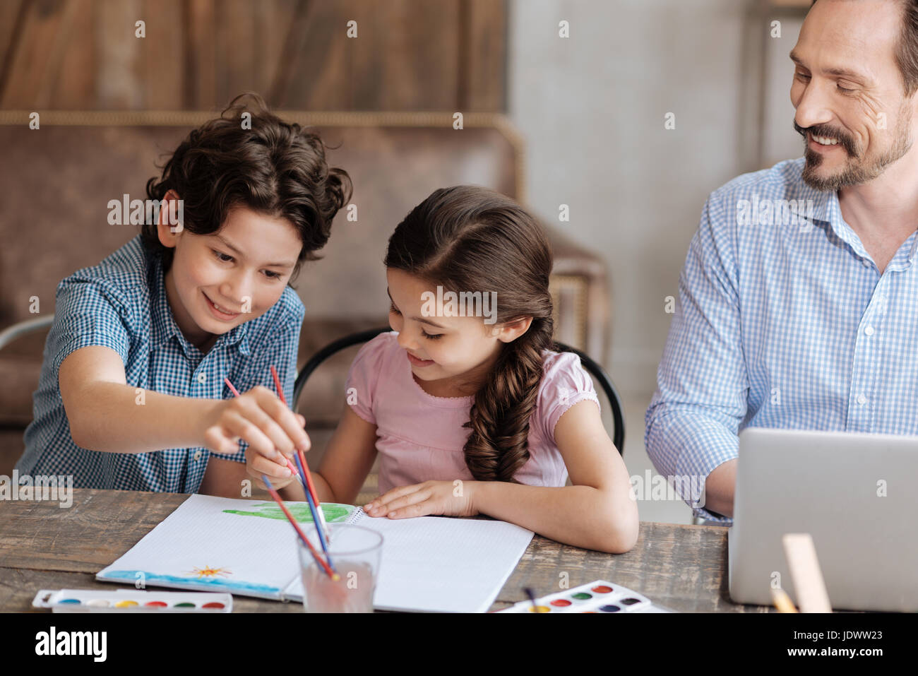 A maglia stretta fratelli essendo felici di creare Foto Stock