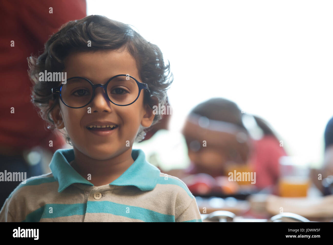 Ritratto di bambino con grandi bicchieri arrotondati Foto Stock