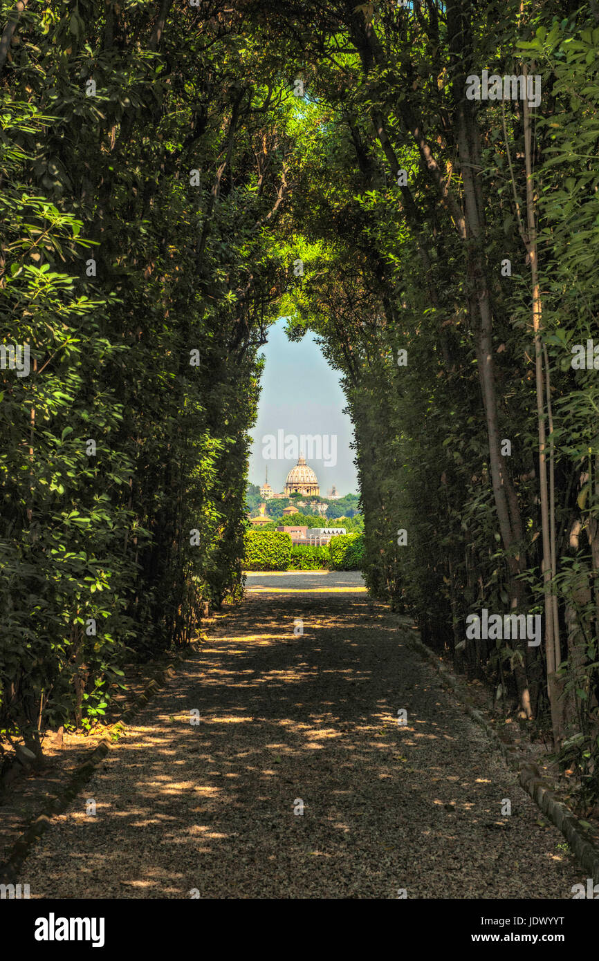 Briefely Gran Priorato di Roma: il famoso viale alberato che di solito è visibile dal foro di serratura di Piazza dei Cavalieri di Malta, Roma, Italia Foto Stock