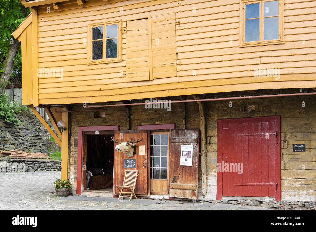 Laerverkstedet Moose leather workshop in un tradizionale edificio in legno. Bryggen, Bergen Hordaland, Norvegia e Scandinavia Foto Stock