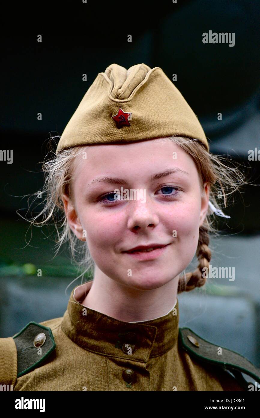 Ritratto, Foto di guerra, ho fotografato la rappresentazione di una giovane ragazza sovietica nel giorno della grande vittoria. Foto Stock