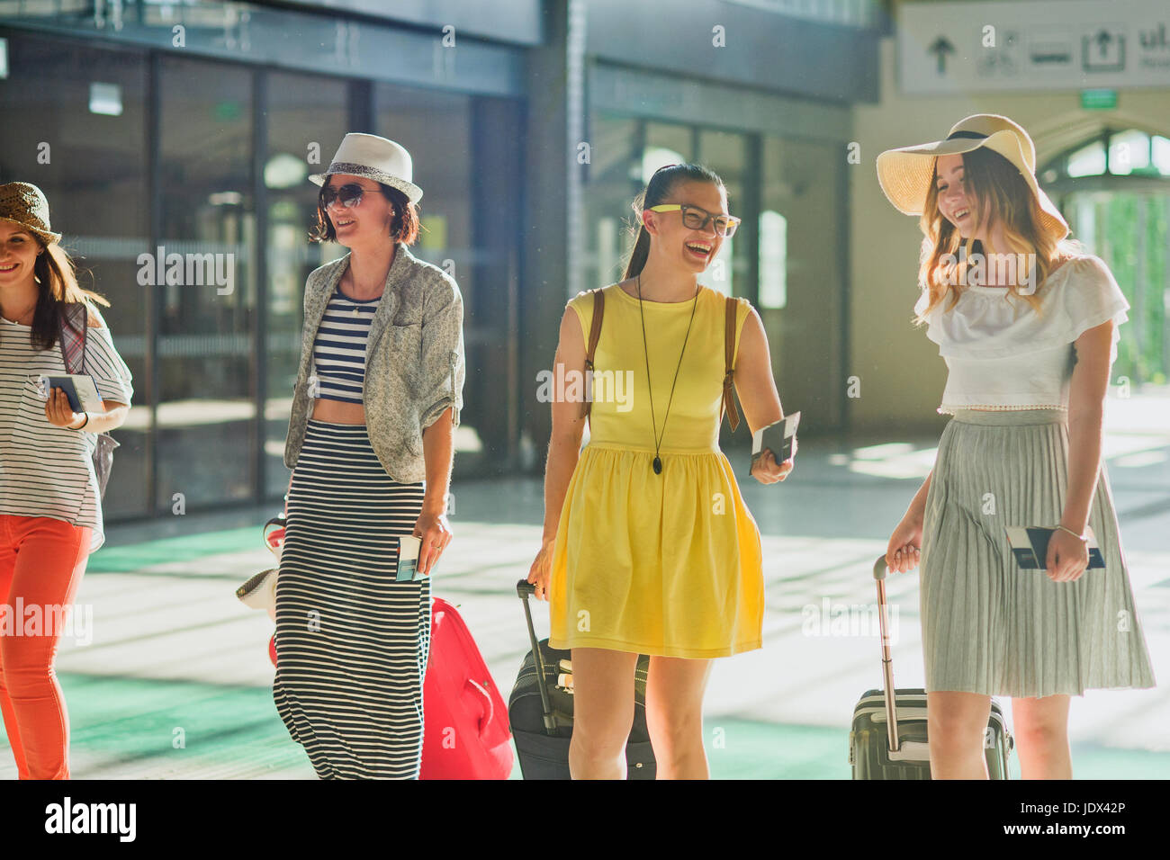 Affascinante giovani turisti alla stazione. Nelle mani di bagaglio, biglietti e passaporti. Vacanze estive. Ottimo umore. Foto Stock