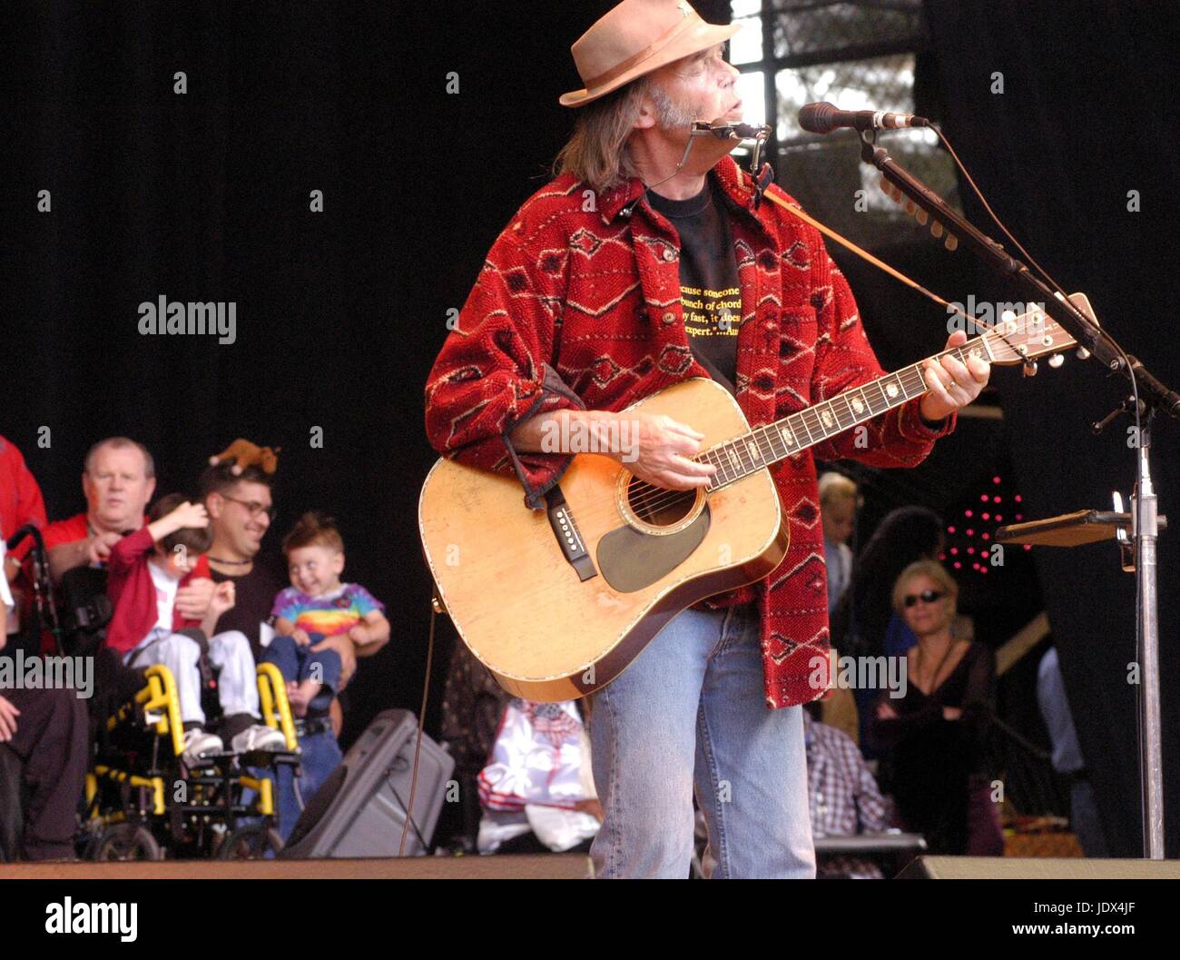 Neil Young esecuzione presso la Scuola di Ponte concerto benefico litorale anfiteatro, CA Ottobre 27, 2002 © Anthony Pidgeon / MediaPunch. Foto Stock