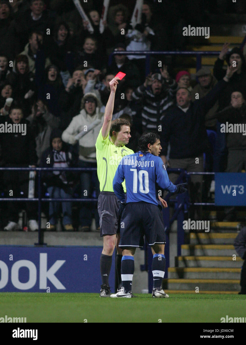 AGUERO RED CARDATE BOLTON V A. MADRID Reebok Stadium BOLTON GRAN BRETAGNA 14 Febbraio 2008 Foto Stock