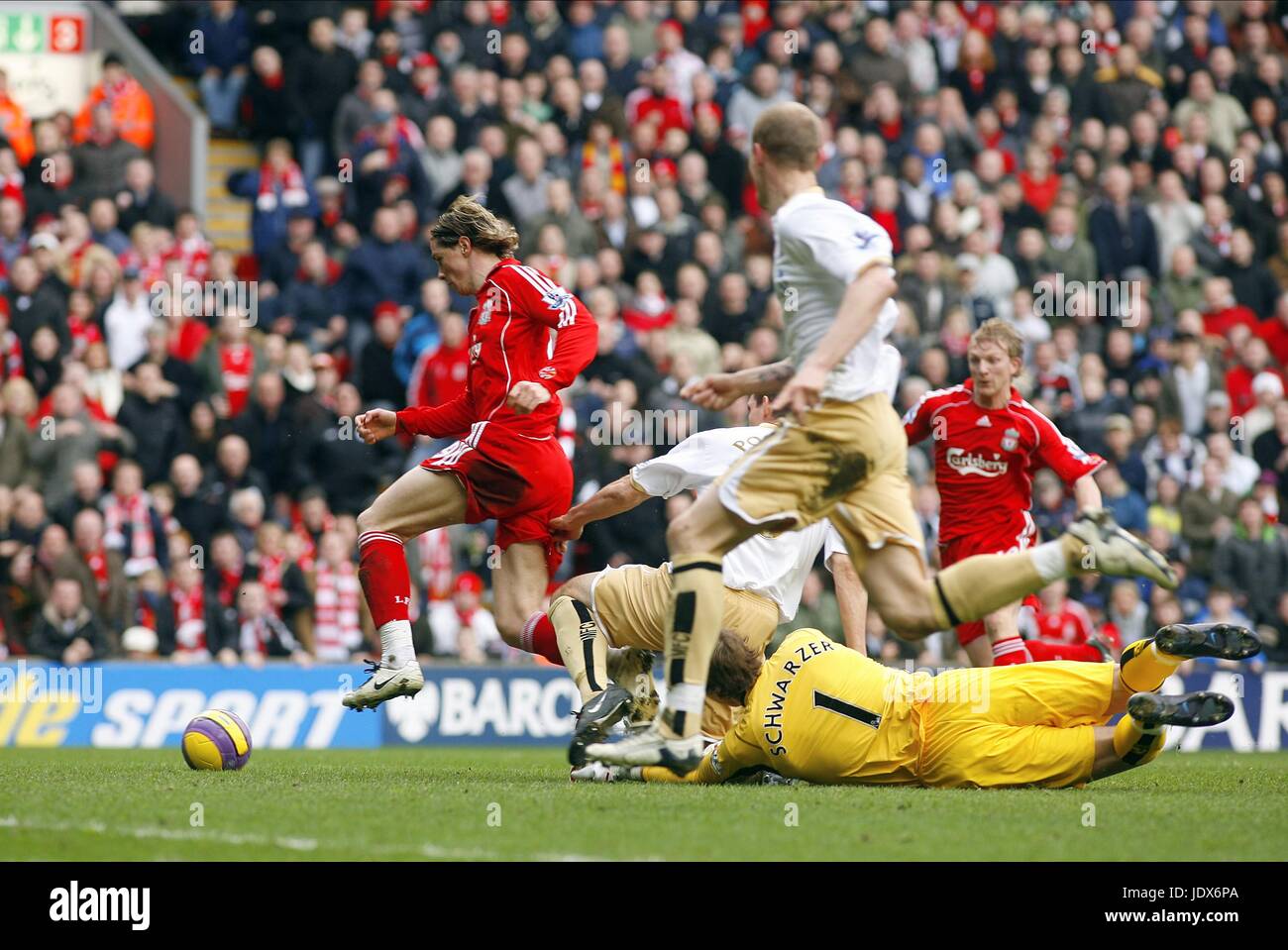 I PUNTEGGI DI TORRES IL SUO APRIPORTA LIVERPOOL V MIDDLESBROUGH ANFIELD LIVERPOOL ENGLAND 23 Febbraio 2008 Foto Stock