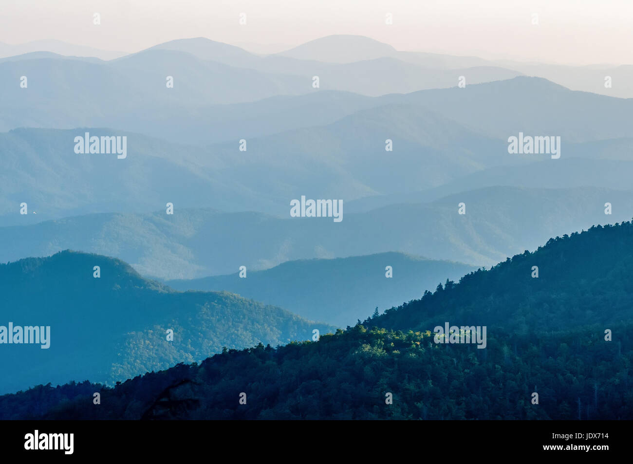 Il semplice strati di Smoky Mountains al tramonto - Smoky Mountain Nat. Park, Stati Uniti d'America. Foto Stock