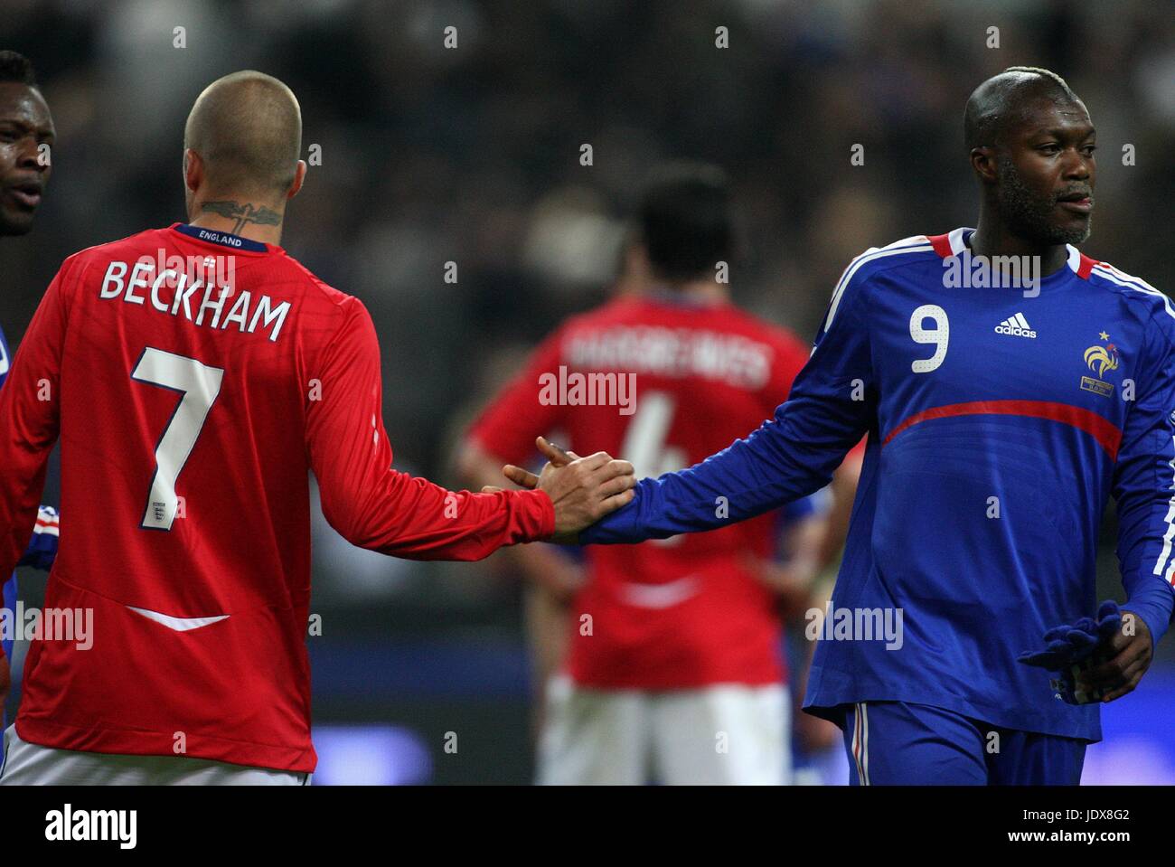 DJIBRIL CISSE & DAVID BECKHAM FRANCIA V INGHILTERRA STADE FRANCIA PARIGI FRANCIA 26 Marzo 2008 Foto Stock
