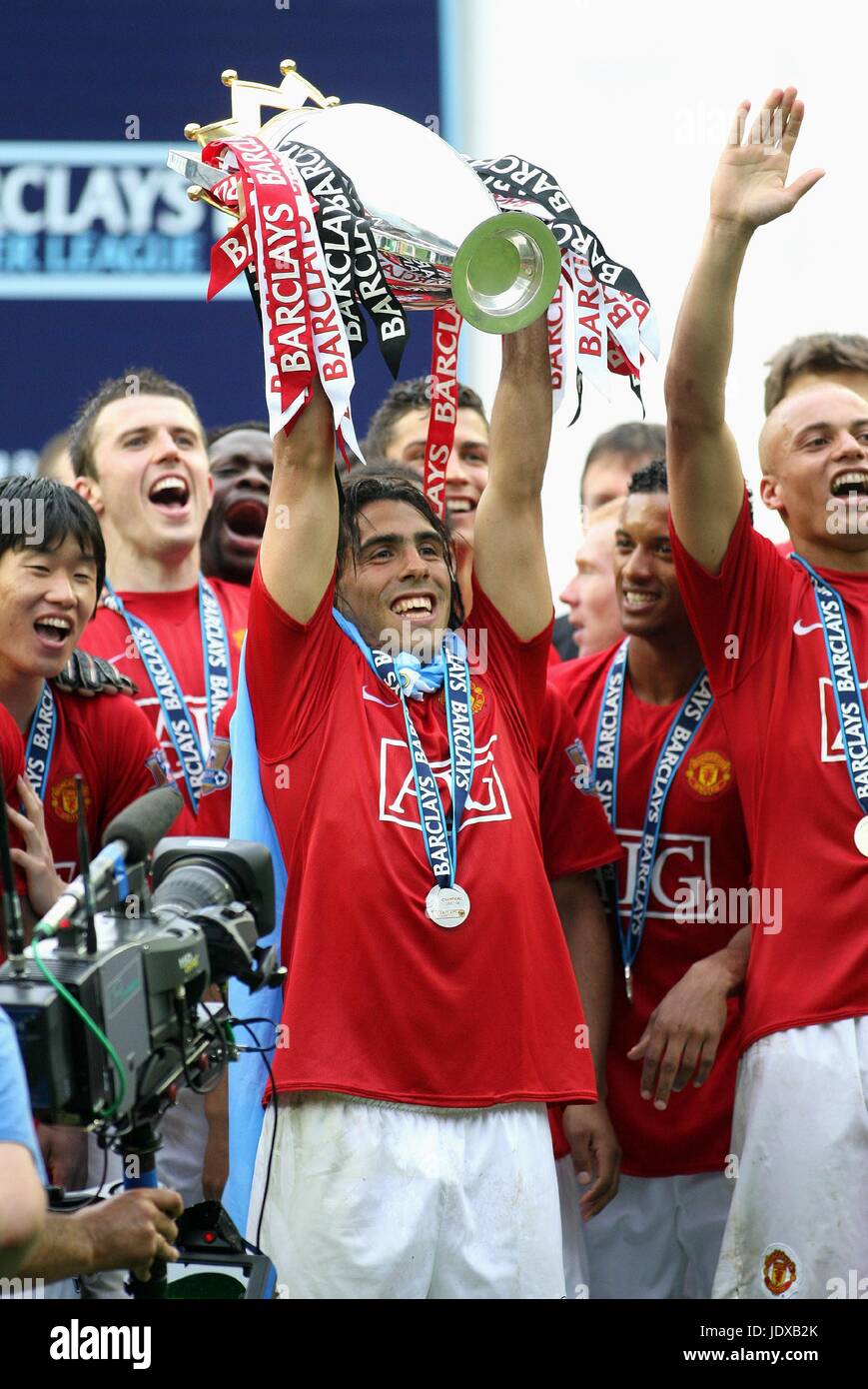 CARLOS TEVEZ CON TROFEO PREMIER LEAGUE VINCITORI 07/08 JJB Stadium WIGAN INGHILTERRA 11 Maggio 2008 Foto Stock