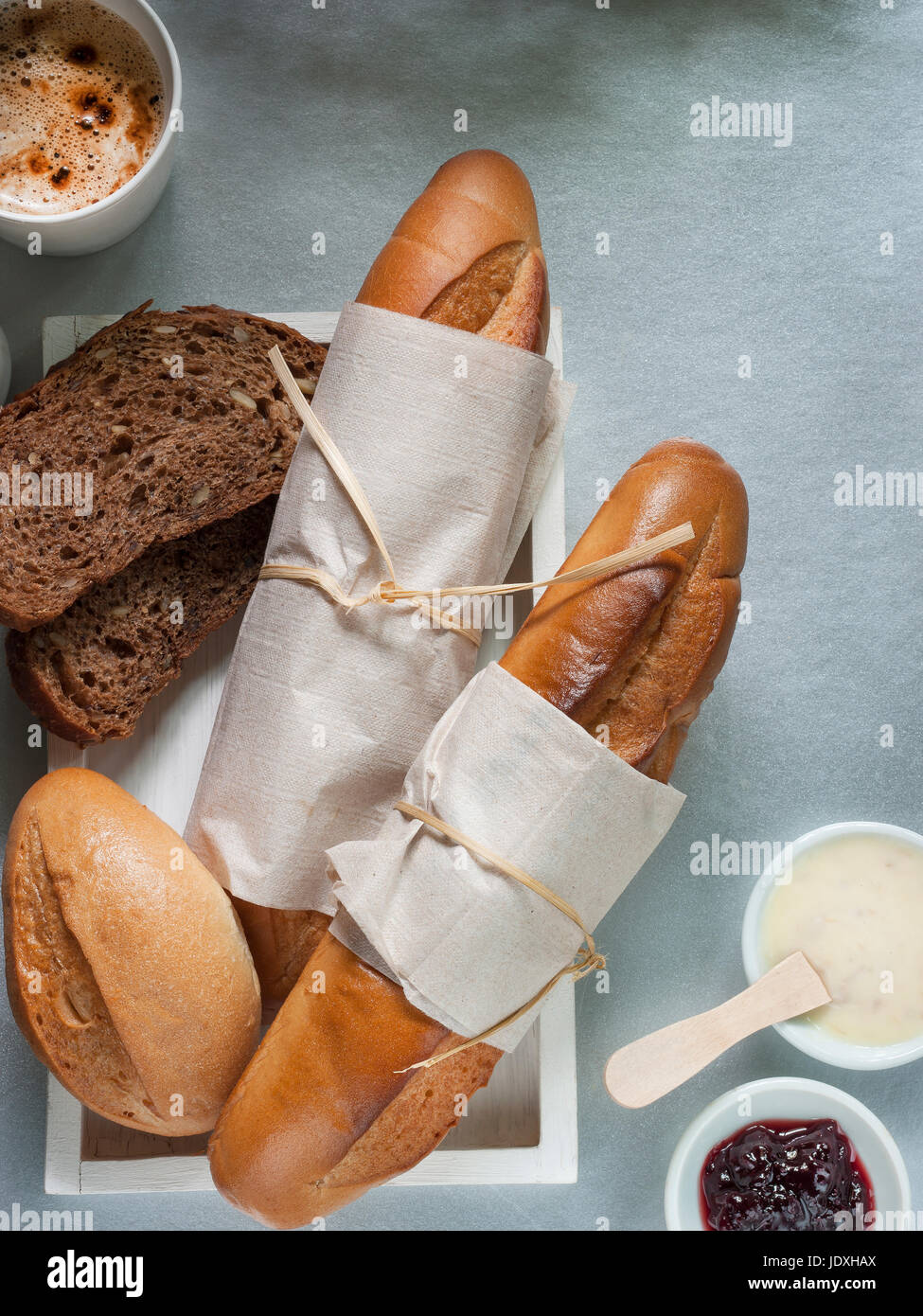 Cereali di panetteria pane fatto in casa e miscelatori freschi tutti i giorni per la prima colazione o un caffè tempo uno stile di vita sano cibo su sfondo bianco Foto Stock