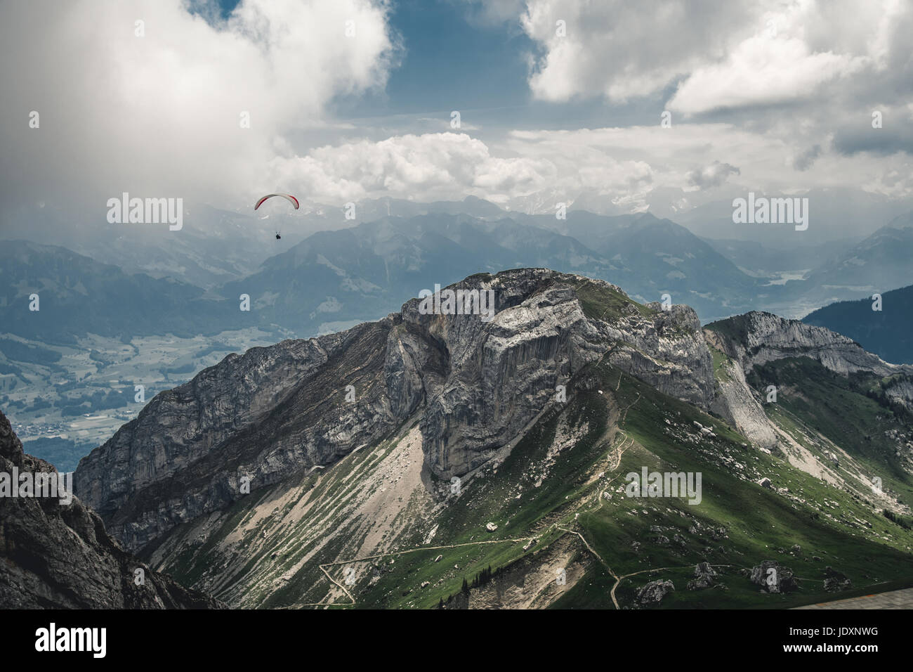 'Souring al di sopra delle montagne' ho catturato questo colpo di un parapendio, volo sopra le montagne, mentre escursionismo Mt. Pilatus sopra il lago Luzerne. Foto Stock