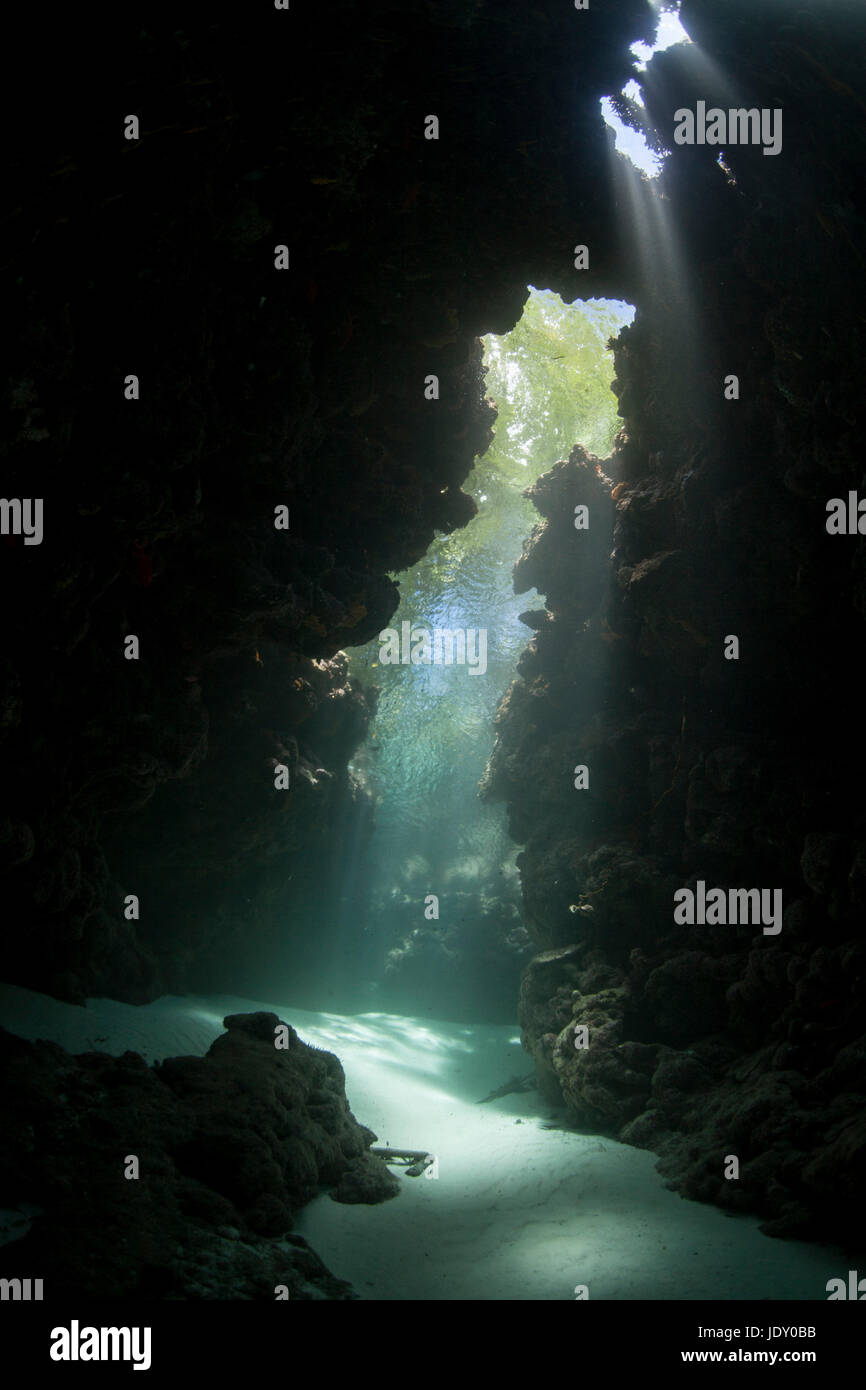 Raggi di sole in grotta sottomarina, Melanesia, Oceano Pacifico Isole Salomone Foto Stock